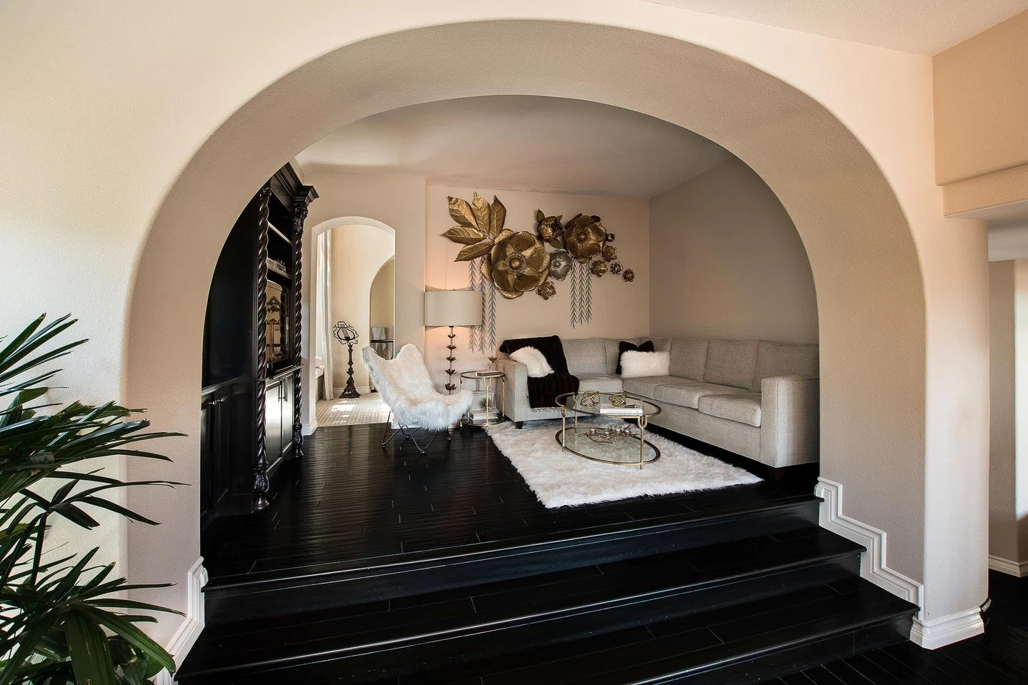 Framed by the arch, anchored by art.⁠
.⁠
.⁠
.⁠
.⁠
#InteriorDesign #HomeDecor #InteriorInspo #HomeInspiration #DesignLife #InteriorStyling #HomeStyle #ModernInteriors #InteriorArchitecture #BedroomDesign #LuxuryInteriors #InteriorDecoration #HomeDesig