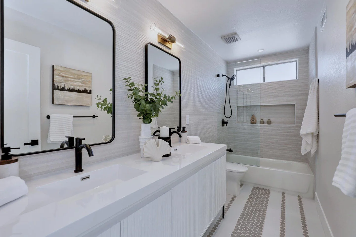 A little pattern, a lot of impact. 🖤⁠
.⁠
.⁠
.⁠
.⁠
#InteriorDesign #HomeDecor #InteriorInspo #HomeInspiration #DesignLife #InteriorStyling #HomeStyle #ModernInteriors #InteriorArchitecture #BedroomDesign #LuxuryInteriors #InteriorDecoration #HomeDesi