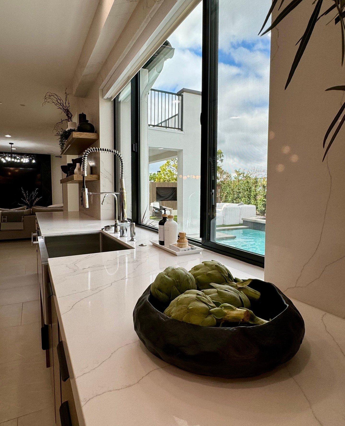 Chopping veggies with a side of pool views&hellip;⁠
.⁠
.⁠
.⁠
.⁠
#InteriorDesign #HomeDecor #InteriorInspo #HomeInspiration #DesignLife #InteriorStyling #HomeStyle #ModernInteriors #InteriorArchitecture #BedroomDesign #LuxuryInteriors #InteriorDecorat