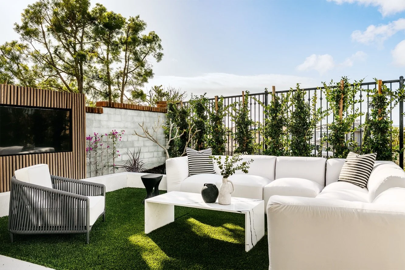 Swipe>> to see California indoor-outdoor design done right. 
📷: @andrew.giammarco 
#interiordesign #homedecor #homedesign #dreamhome #orangecoastinteriordesign