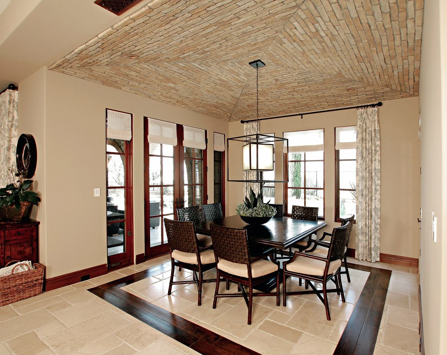 Some ceilings deserve just as much attention as the furniture below them!⁠
.⁠
.⁠
.⁠
.⁠
#InteriorDesign #HomeDecor #InteriorInspo #HomeInspiration #DesignLife #InteriorStyling #HomeStyle #ModernInteriors #InteriorArchitecture #BedroomDesign #LuxuryInt