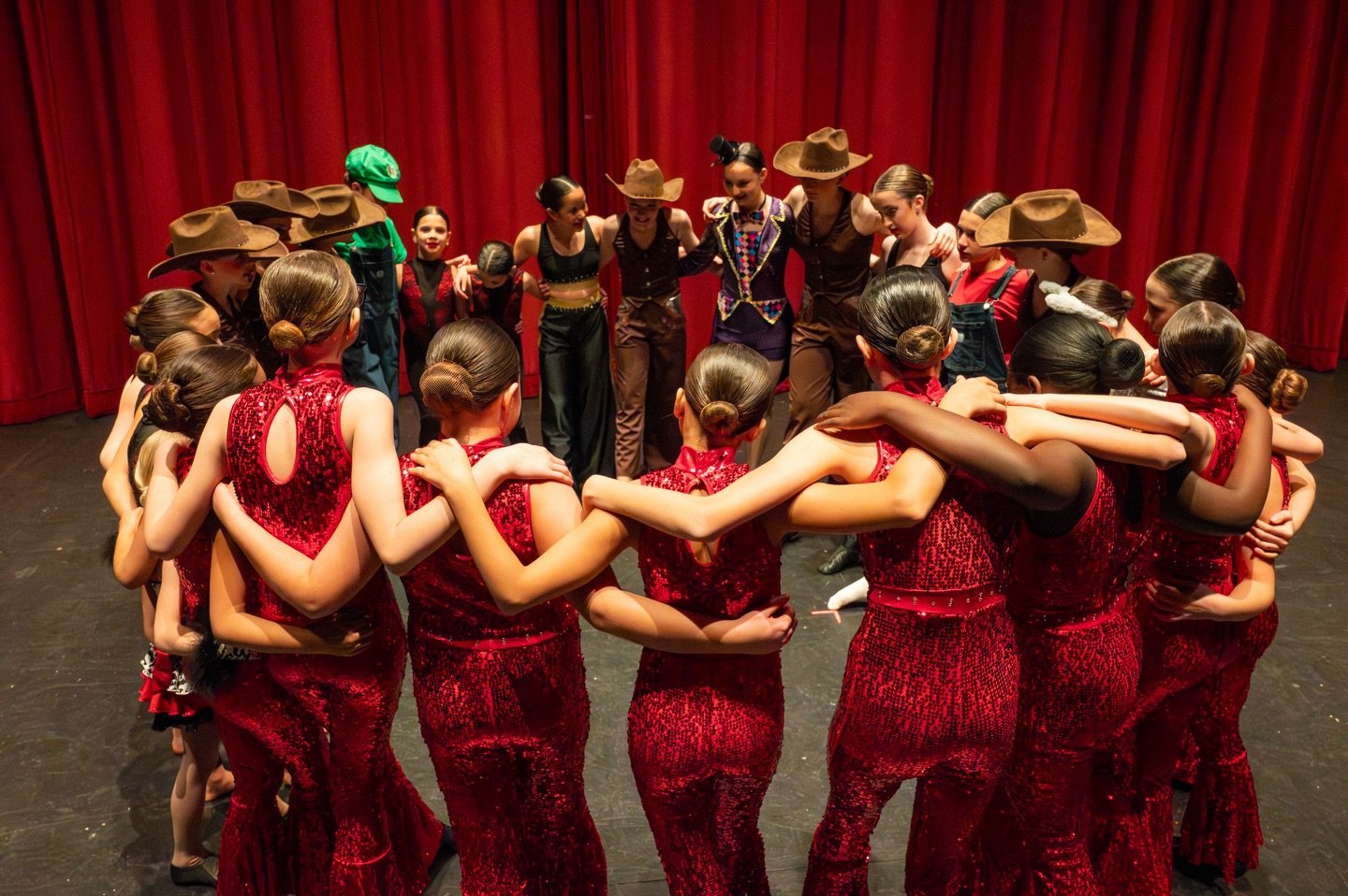 The moments you don&rsquo;t always see 🤍
Backstage smiles, pep talks, warm-ups, and a whole lot of excitement before our Competitive Showcase!!

Thank you @untangled_digital for the beautiful photos!