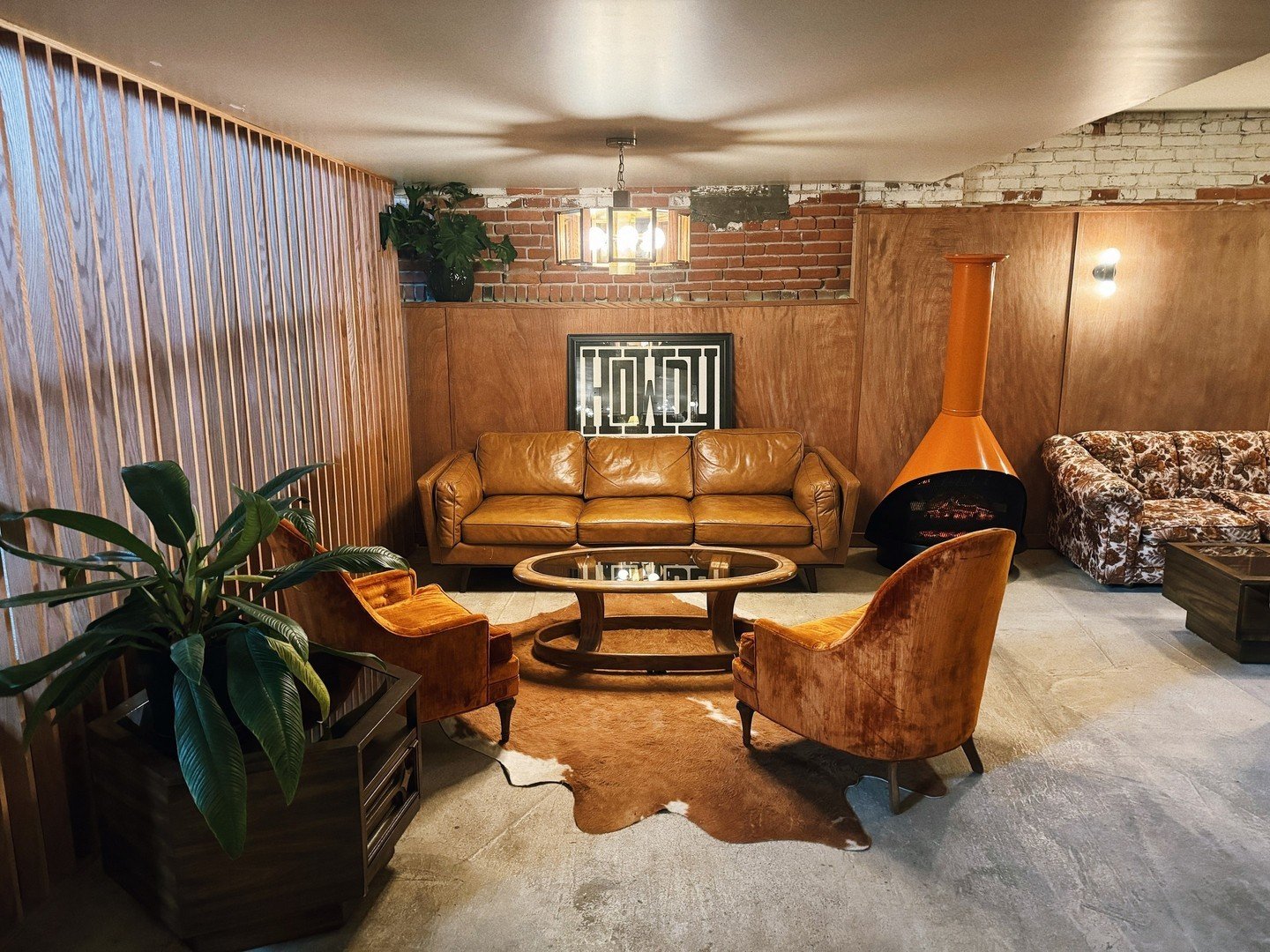 Searching for a snug place to unwind? We have the perfect cozy atmosphere and plenty of cider ready for you! With ample comfy seating and inviting fireplaces, it&rsquo;s the ultimate spot to kick back and relax. Don&rsquo;t forget to indulge in a hot