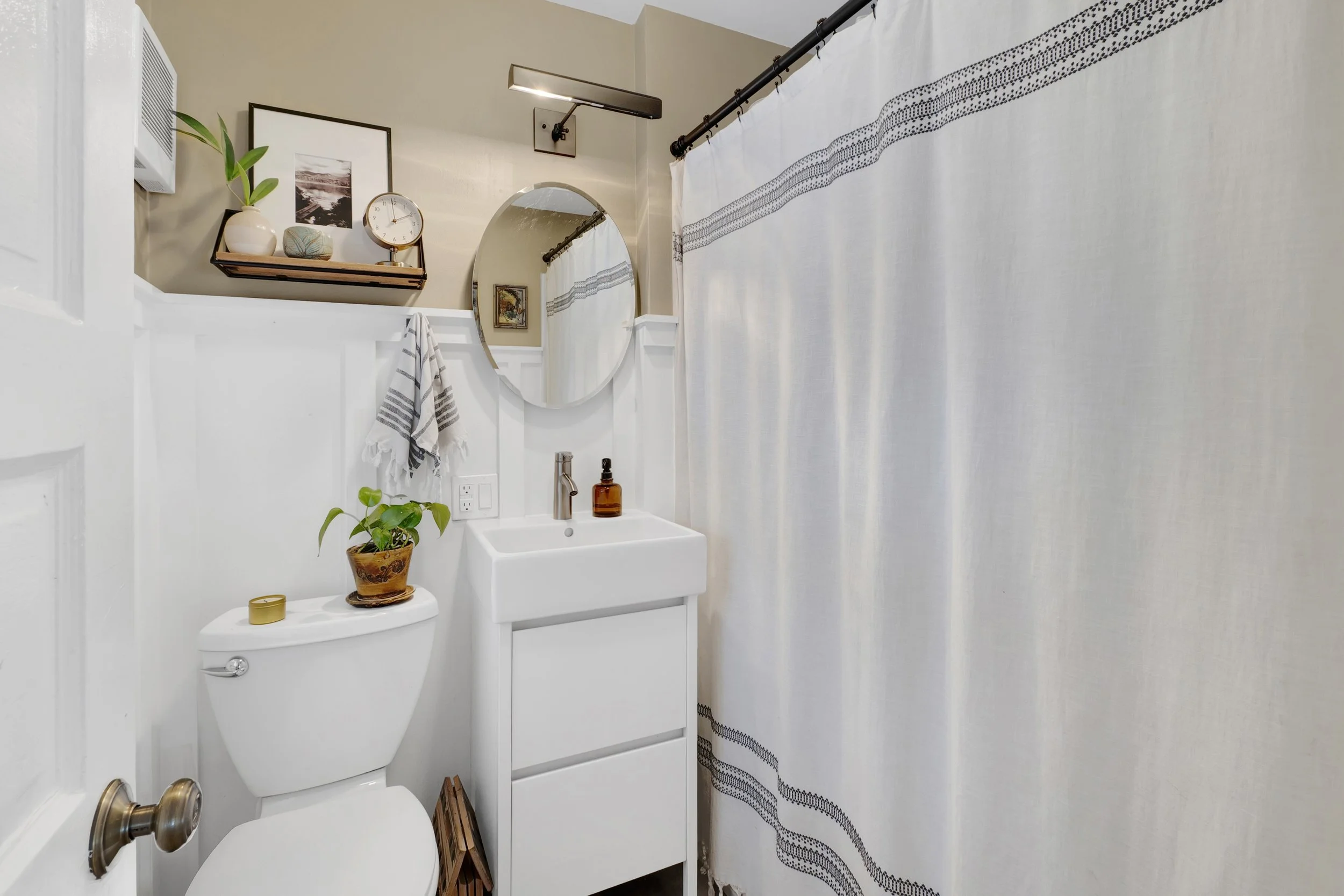 Tiny Bathroom: Clean Design