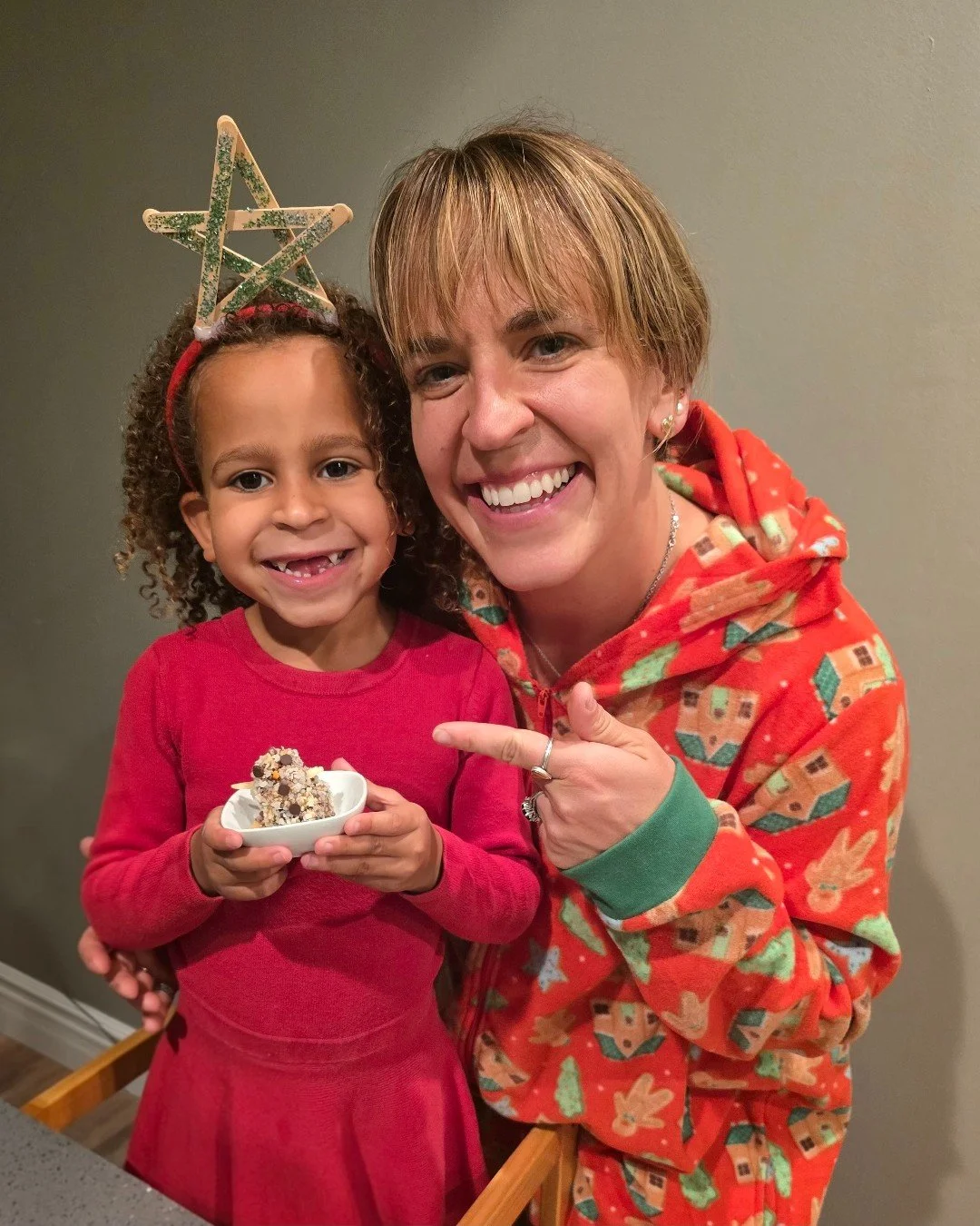 Looking for a festive snack that&rsquo;s fun for the whole family? Try our favorite Energy &ldquo;Snow&rdquo; Balls! ❄️

 Ingredients:
&bull; 1 cup raw cashews
&bull; 1 cup chopped dates
&bull; &frac12; cup dried cranberries
&bull; Mini chocolate chi