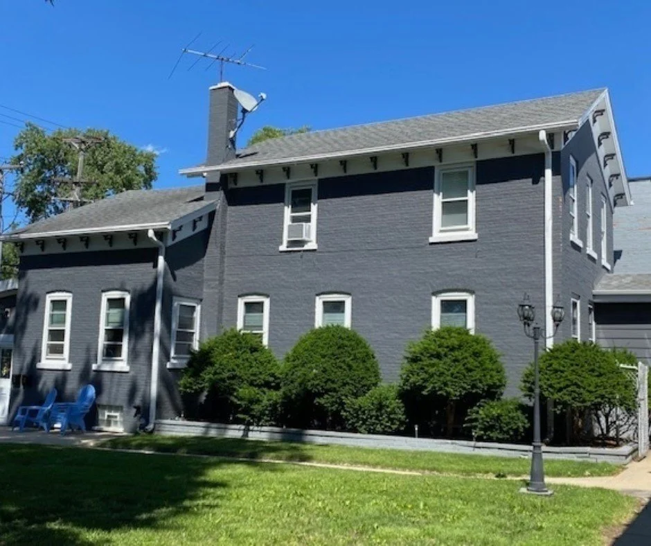 Did you know a hidden piece of Park Ridge history is still standing today? 🏡

Tucked behind Atlas Auto Service on Higgins Road is a brick home that was once part of a large dairy farm complex. Even more fascinating, Higgins Road was once a "pla