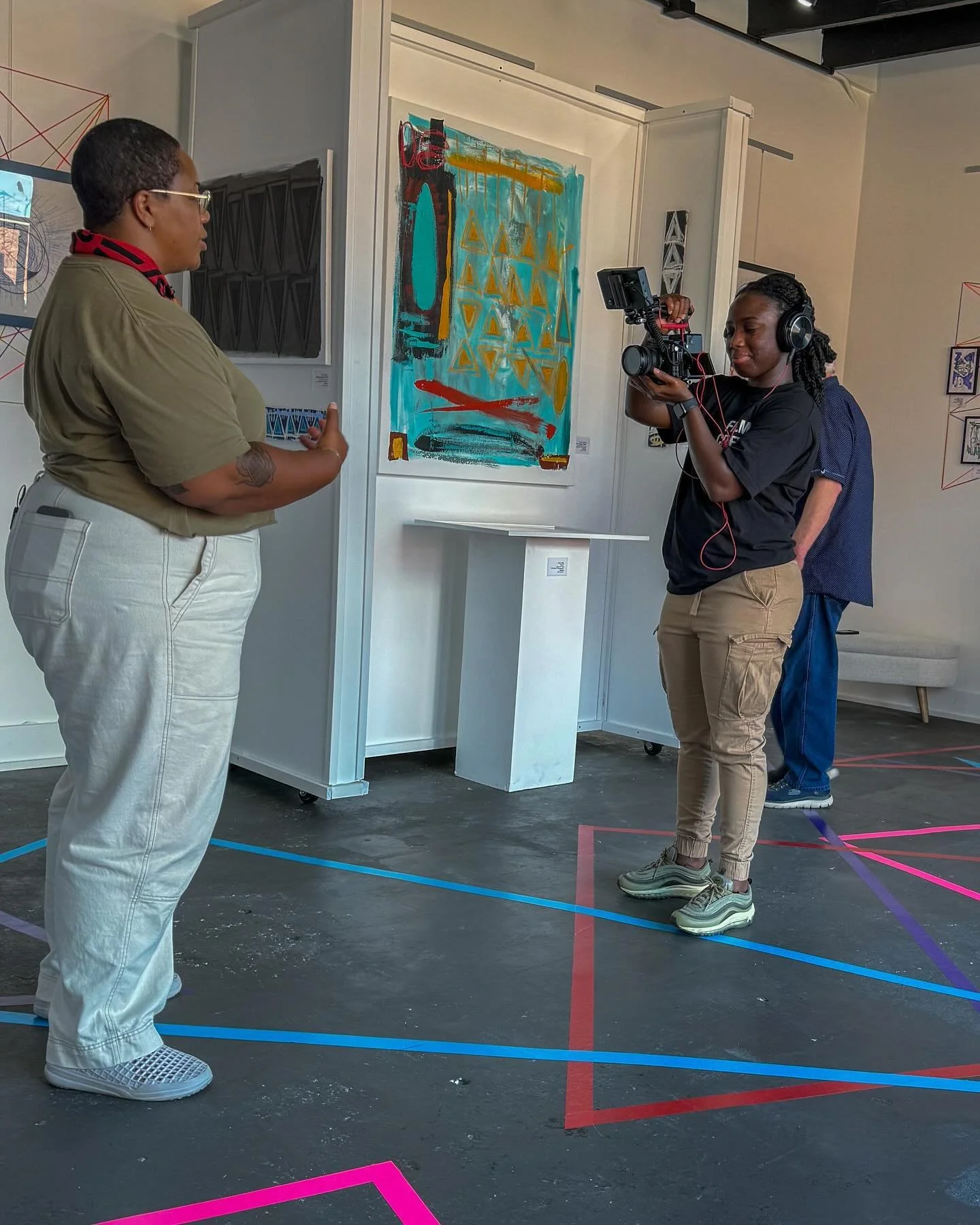 🎥✨ Behind the scenes at  @lorenzoswintongallery in Clarksville, TN, capturing an artist&rsquo;s journey during their exhibit. We&rsquo;re using video to tell their story, share their inspiration, and showcase their amazing work! 🎨

 We specialize i