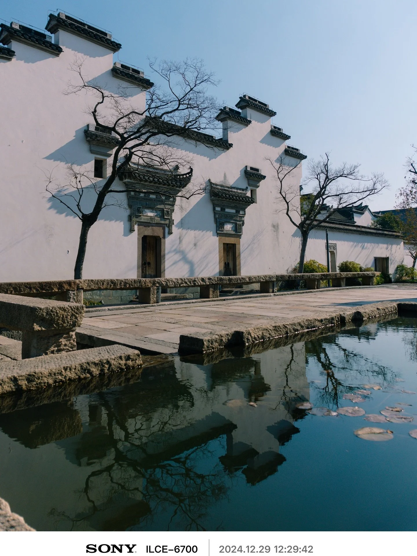 Where the sky meets the earth, and time stands still. This traditional Chinese white building, perfectly mirrored in the still waters, feels like a portal to another world. A moment of pure serenity and perfect symmetry. ✨

#ChineseArchitecture #Trav