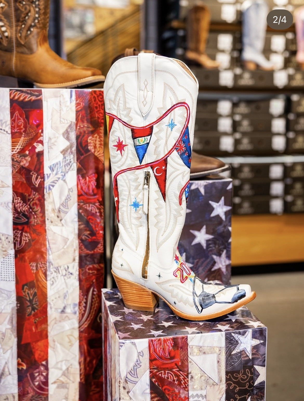 PORTER_ARIAT_AMERICANA-COLLECTION-PROPS-BRAND-STORES_ARIAT-LAS-VEGAS-INSTAGRAM_2.jpg