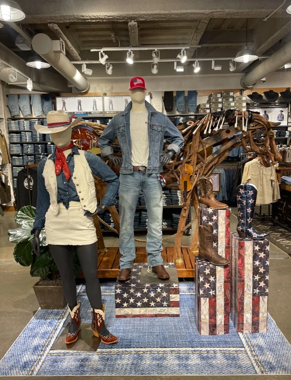 PORTER_ARIAT_AMERICANA-COLLECTION-PROPS-BRAND-STORES_2.jpeg