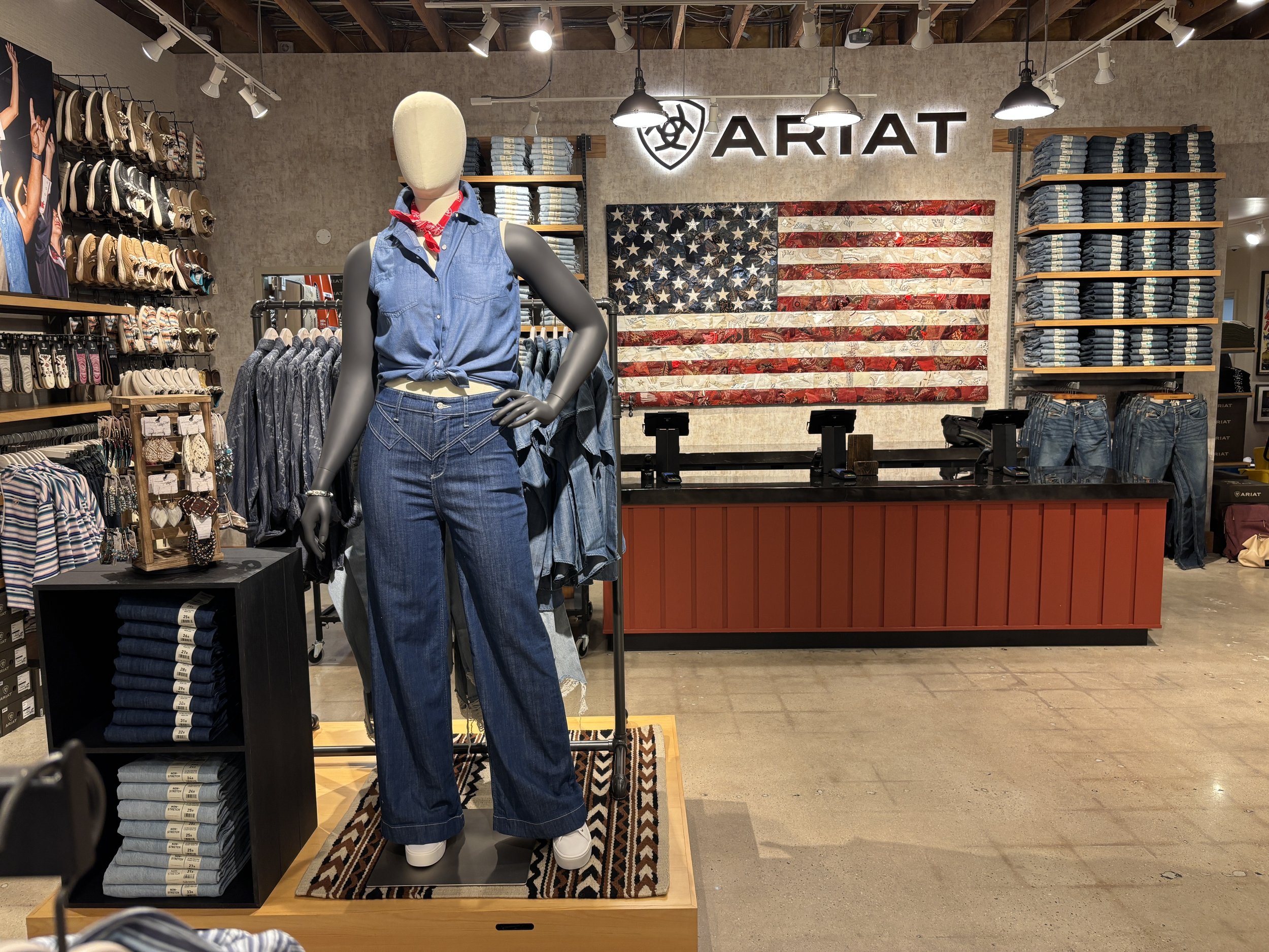 PORTER_ARIAT_AMERICANA-COLLECTION-PROPS-BRAND-STORES_0.jpeg