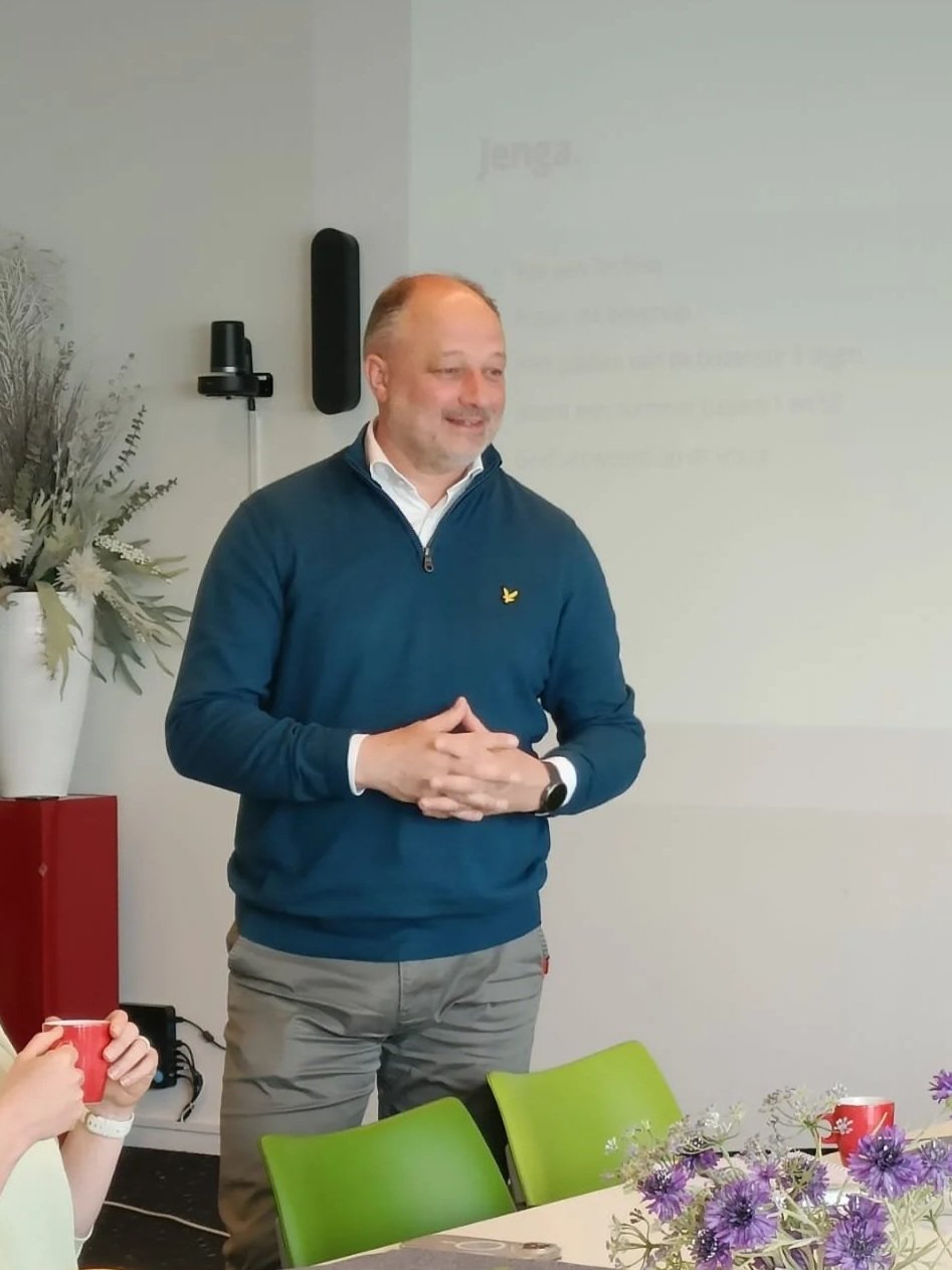 Trainer van Sense of Leadership tijdens een interactieve training