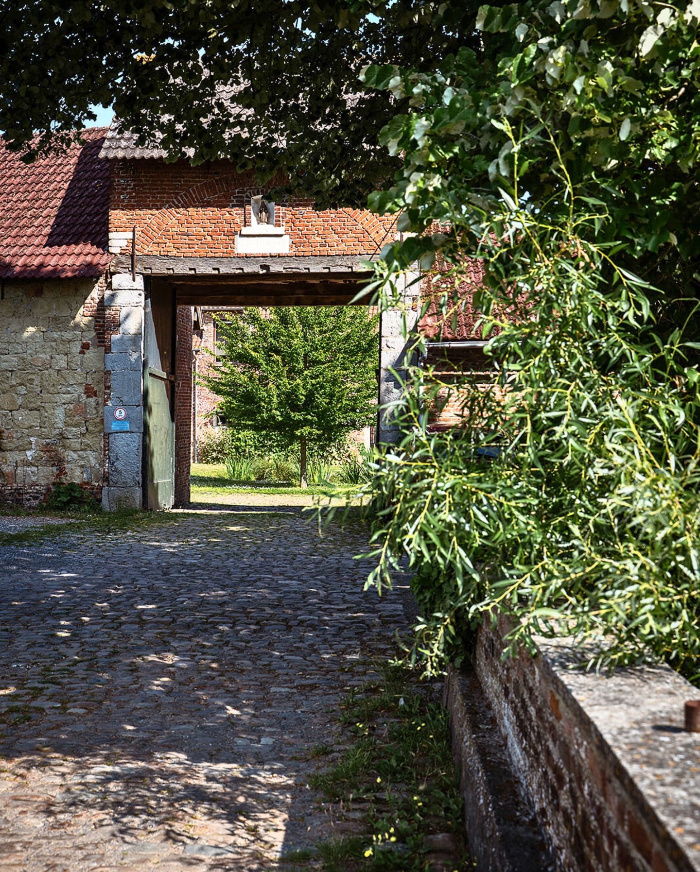 De muren van onze vierkantshoeve bewaren meer dan 300 jaar aan verhalen. 🏰 

Blader je even mee door naar enkele foto&rsquo;s van vroeger?

Kasteelhoeve Wange ligt op 17 hectare glooiend Hageland. Elke steen en elke balk ademt hier geschiedenis, en 