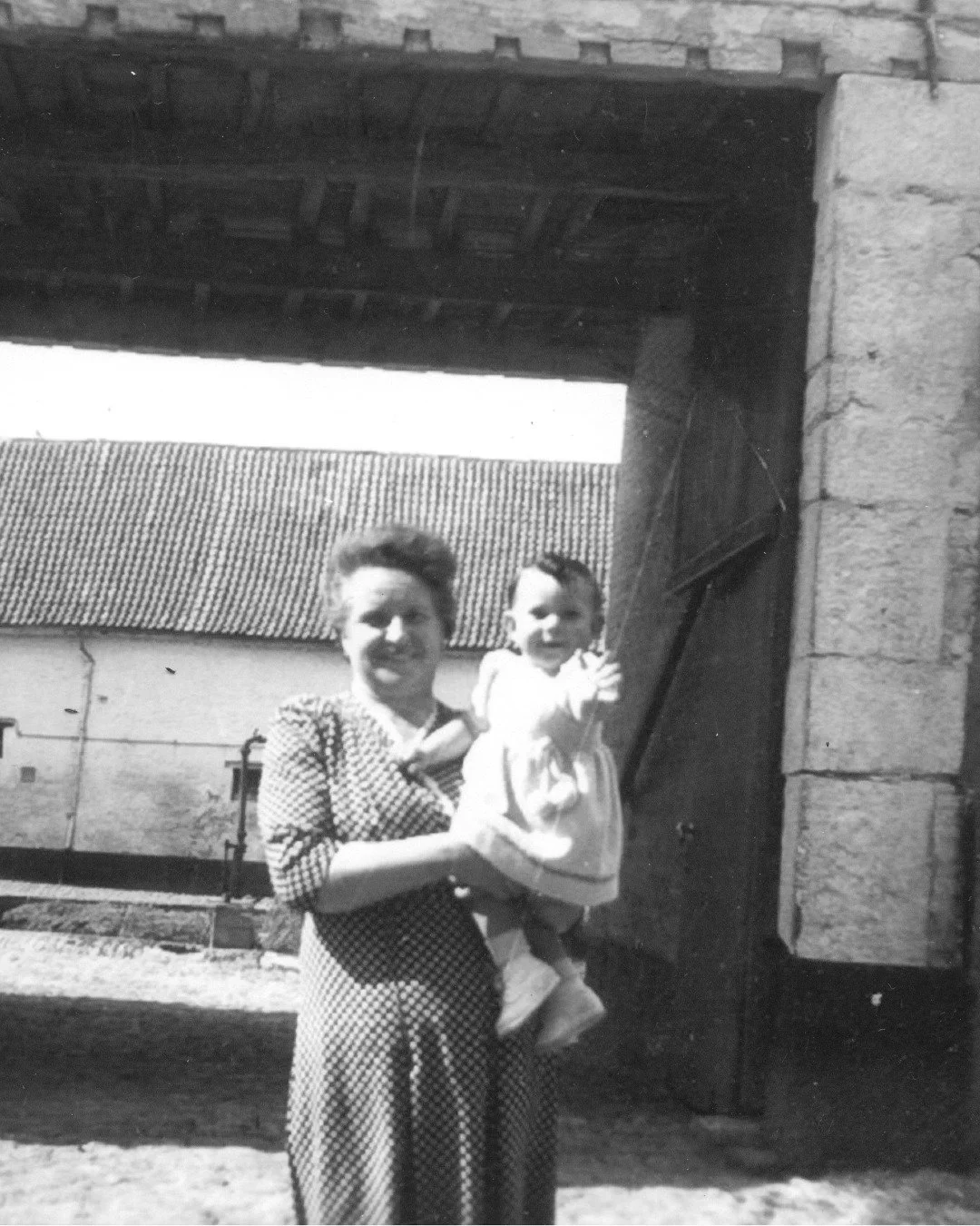 Zoek de verschillen 🥰

Al generaties lang wordt hier op de hoeve geleefd, gedeeld en gedragen. En er is hier al heel veel veranderd doorheen de jaren. Maar sommige dingen veranderen nooit 😉❤️