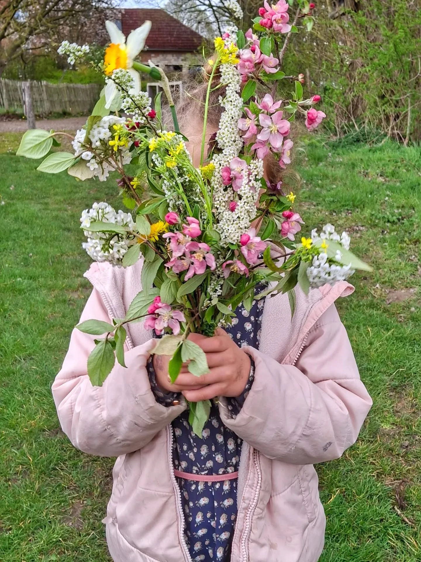 🌱🏵🌸 Dat we blij zijn met de lente... 
... en de paasvakantie 🙏

Terwijl de hoeve afgehuurd wordt door groepen met zelfcatering trekken wij elke dag naar buiten. Tijd om zelf ook eens helemaal genieten van alles wat het domein te bieden heeft. Blo