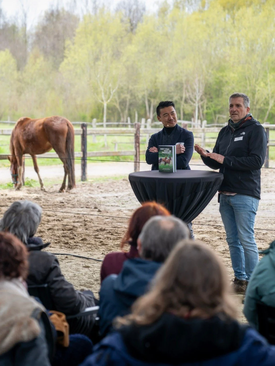 Een boekvoorstelling met een hengst en 125 paar luisterende oren&hellip; Dat kan alleen maar op de Kasteelhoeve zijn!

Begin deze week stelde Philip van Kelst, founder van dit project, zijn boek 'Het pad van de hengst' voor.
Over de kracht van paarde