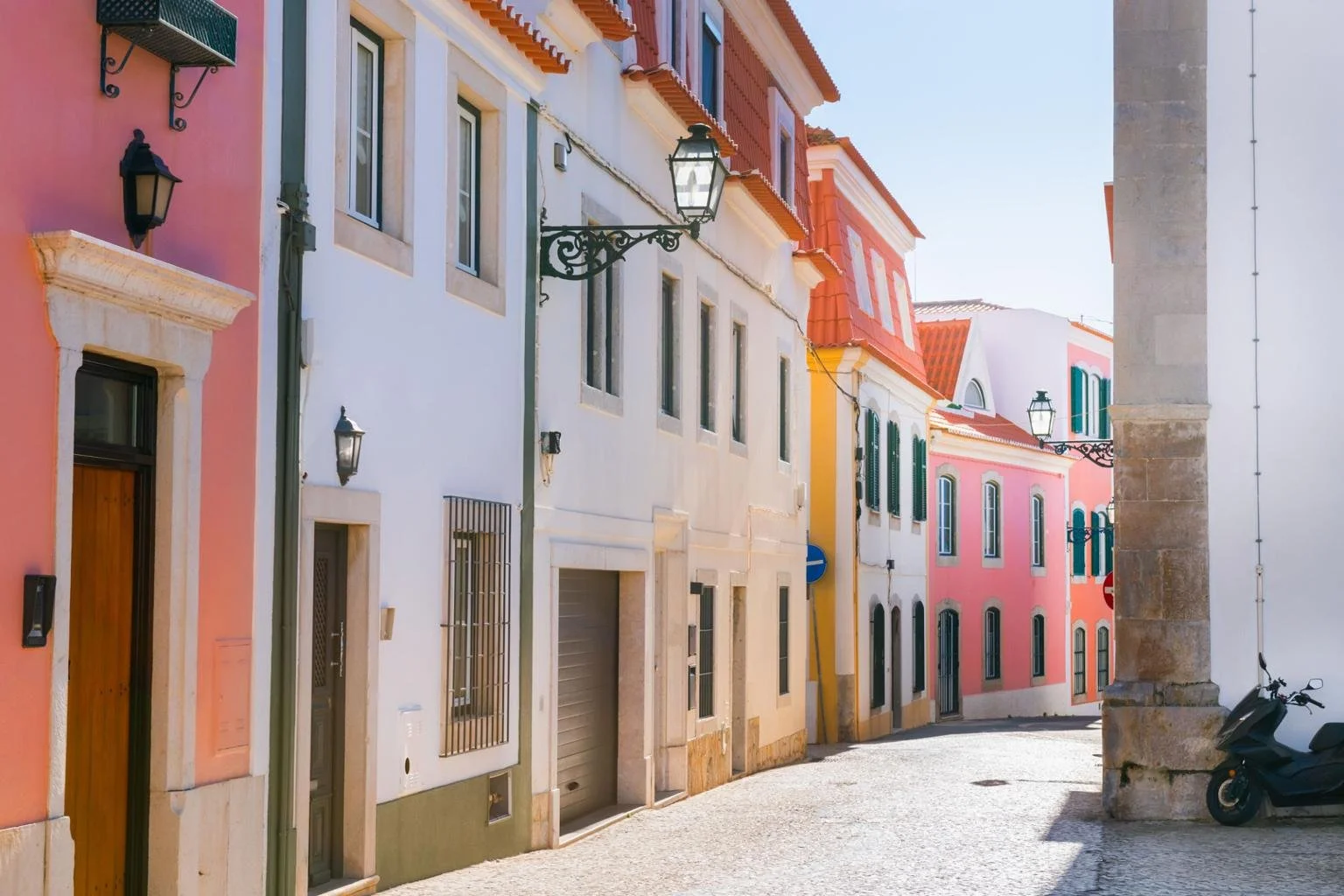 Cascais_Town_Colorful_Buildings.jpg