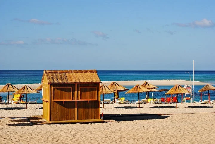 praia-da-figueirinha-lifeguard-umbrellas-arrabida-portugal.webp