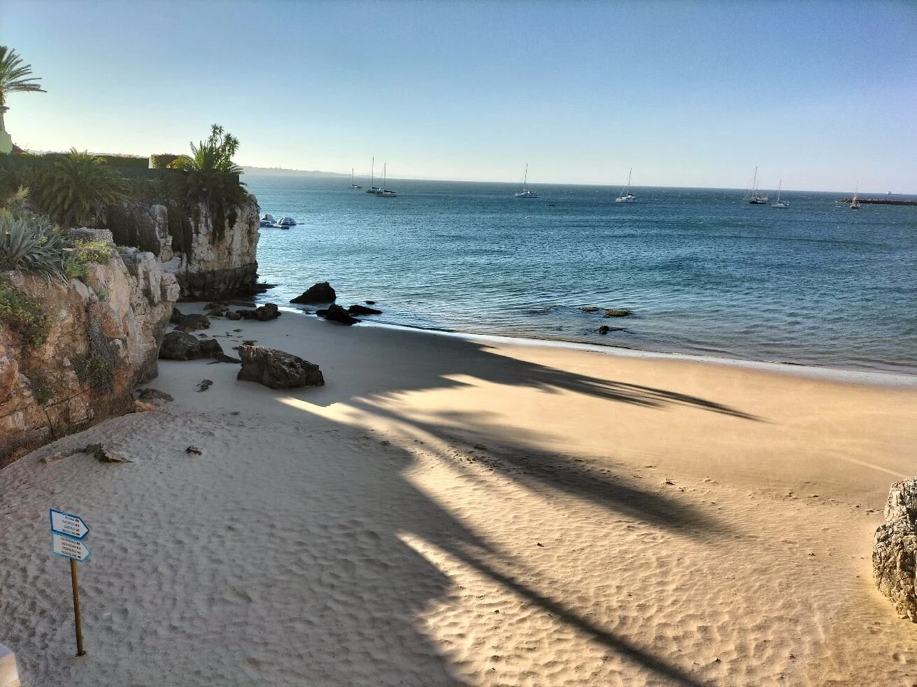 praia-da-rainha-calm-water-family-beach-cascais-lisbon.webp