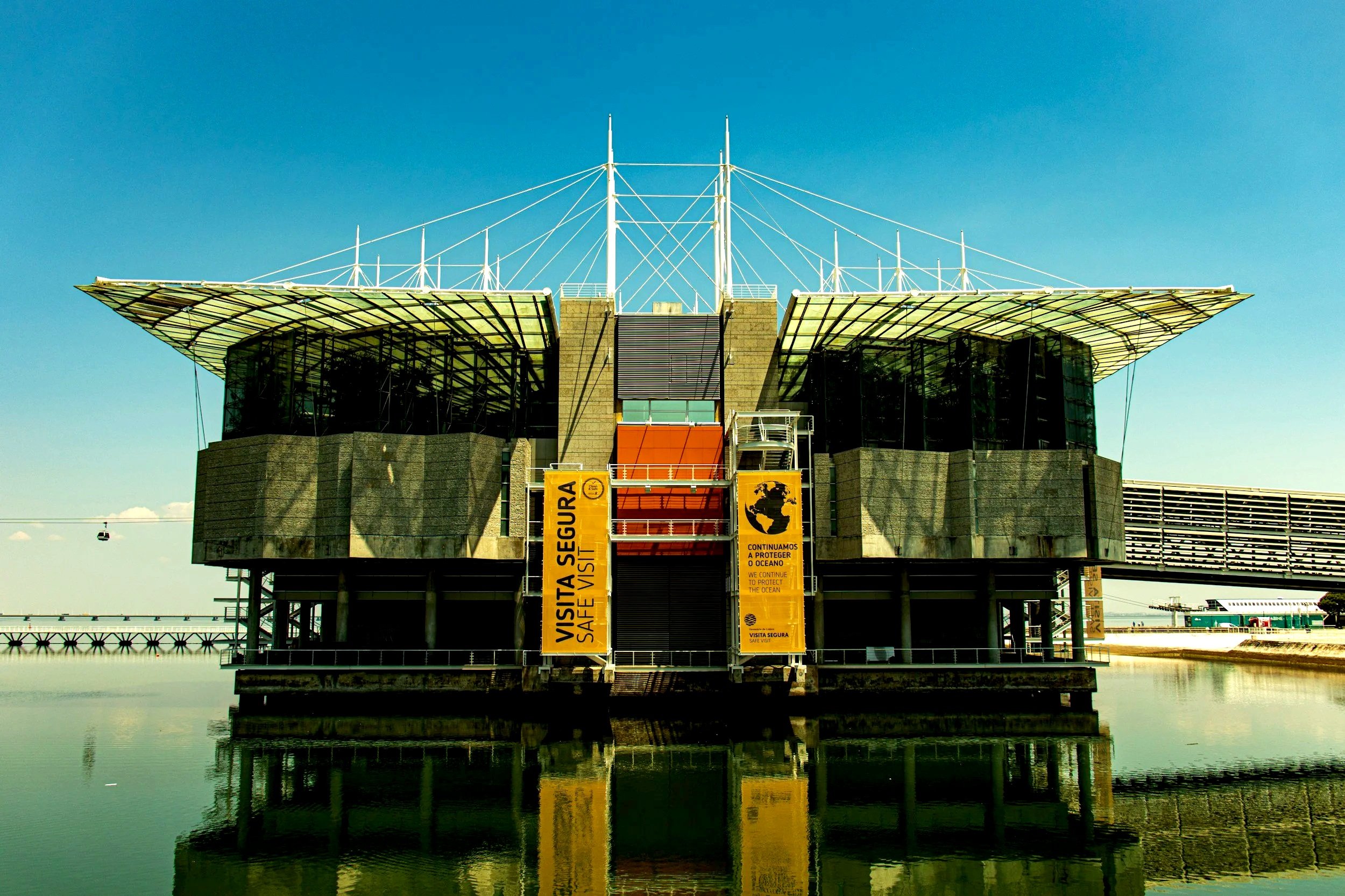 lisbon-oceanarium-surrounded-by-water-parque-das-nacoes.jpg
