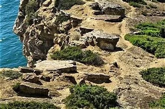 dinosaur-footprints-cabo-espichel-sesimbra-portugal.jpg