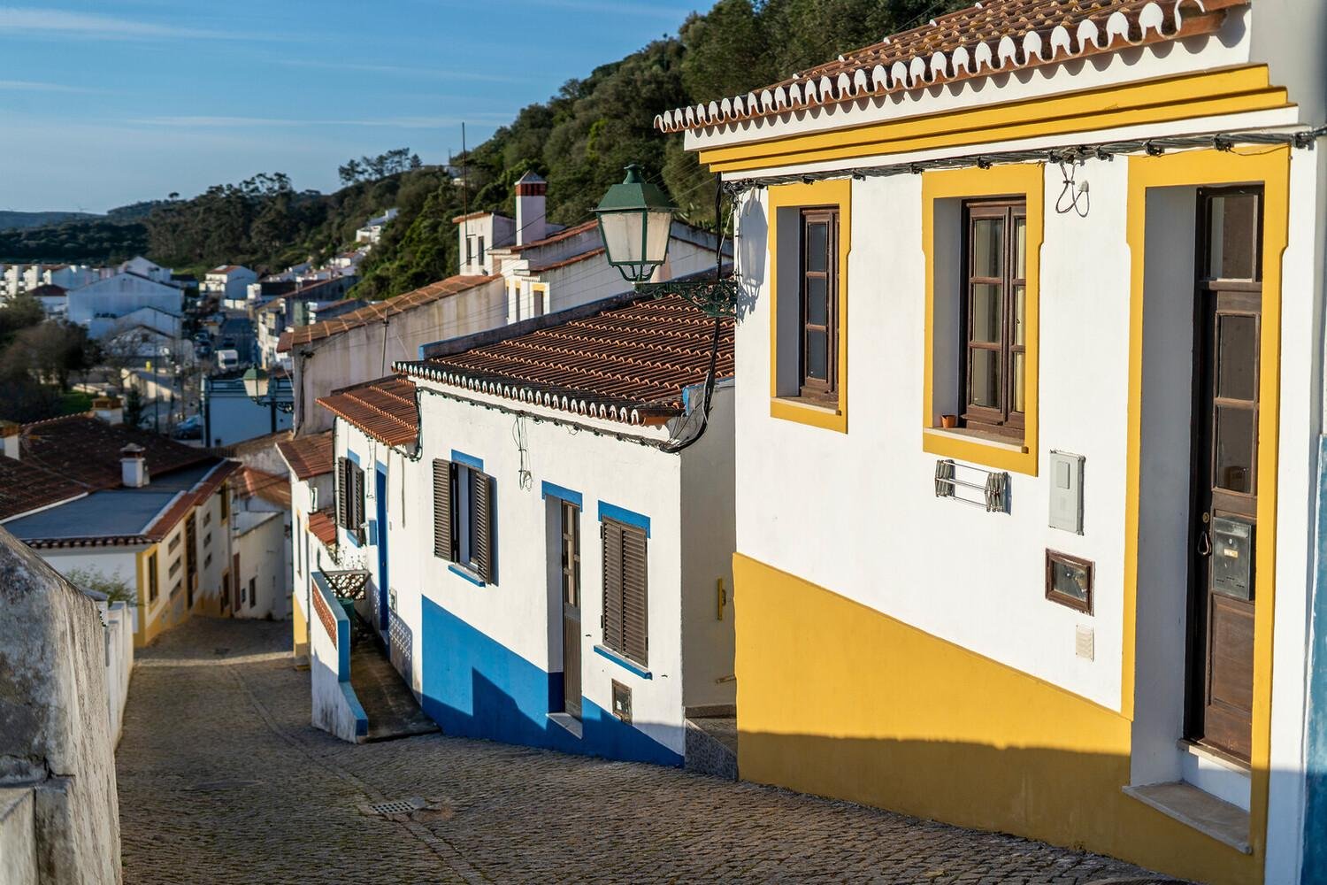 odeceixe-whitewashed-village-streets-portugal.jpg