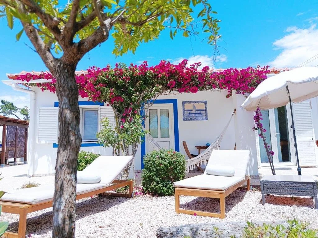 onda-vicentina-guesthouse-courtyard-aljezur-portugal.jpg