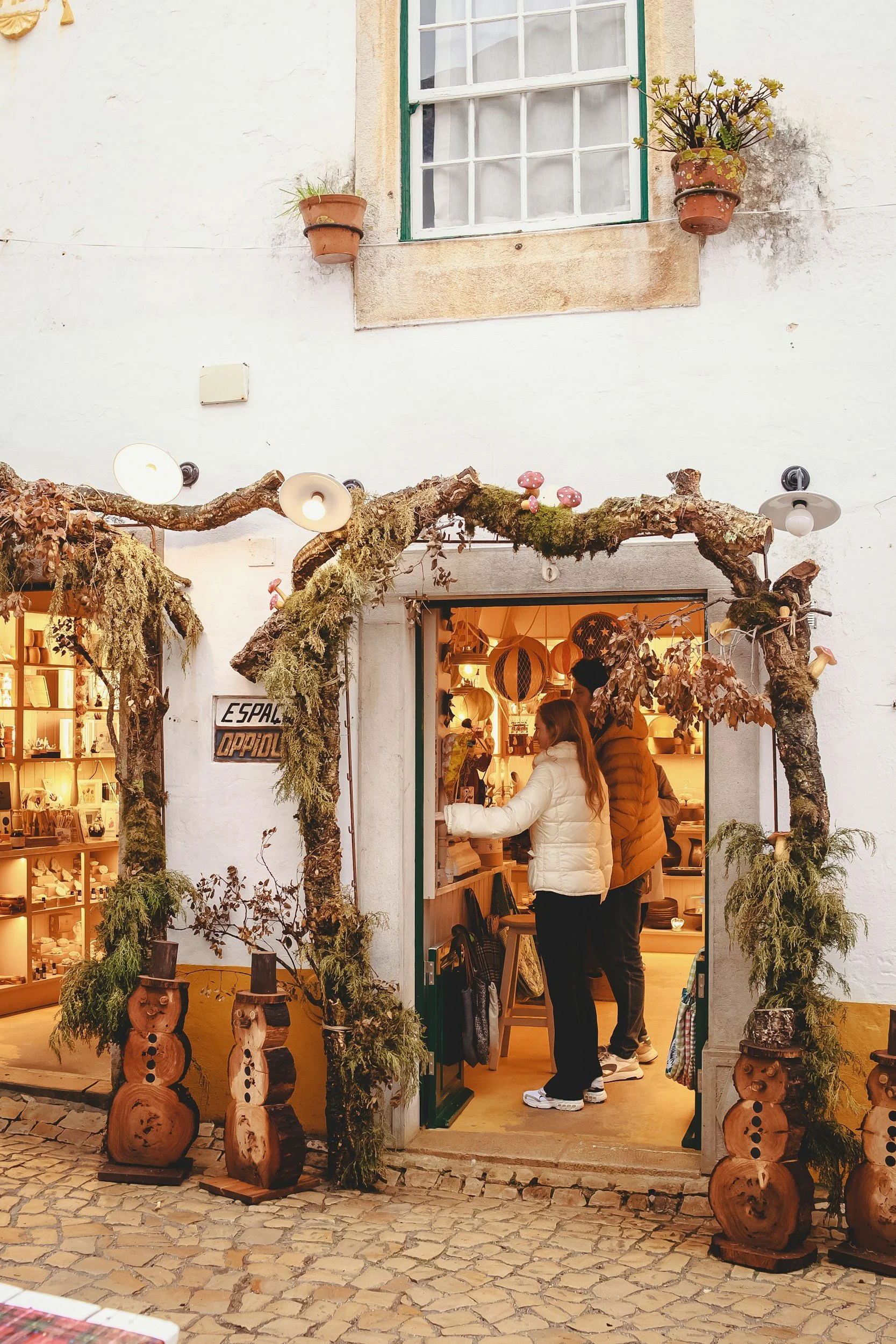 obidos-christmas-decorated-shops-storefronts.jpg