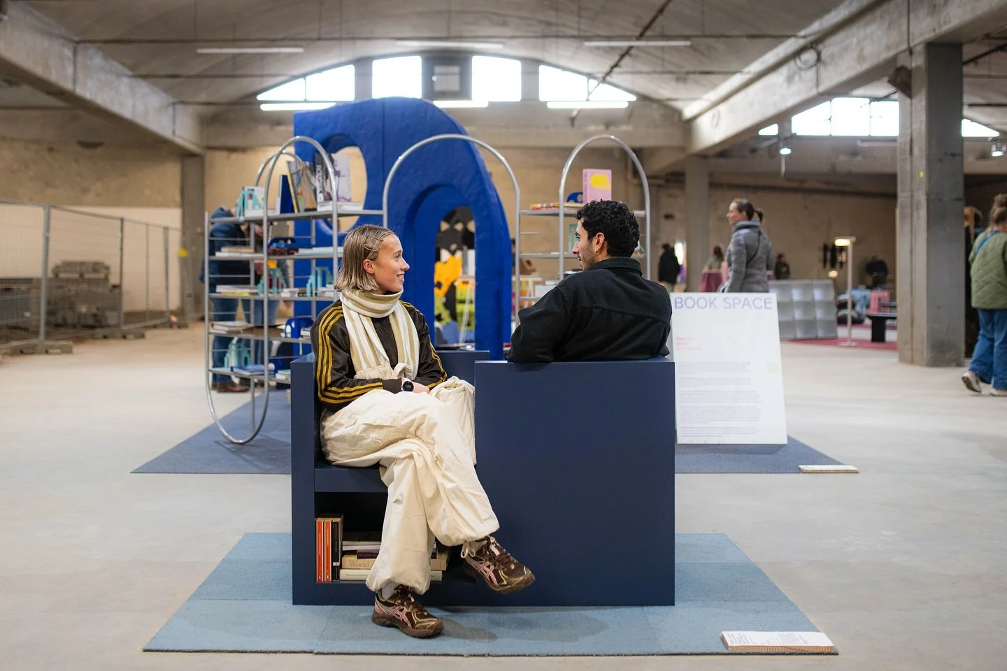 We invited two random visitors at @forwardfurniture_club to sit together on Sedia da Conversazione and immediately watched them engage, thanks to its socially driven design. The experiment was a success!

Thanks to @maxkneefel for this photo, sent by