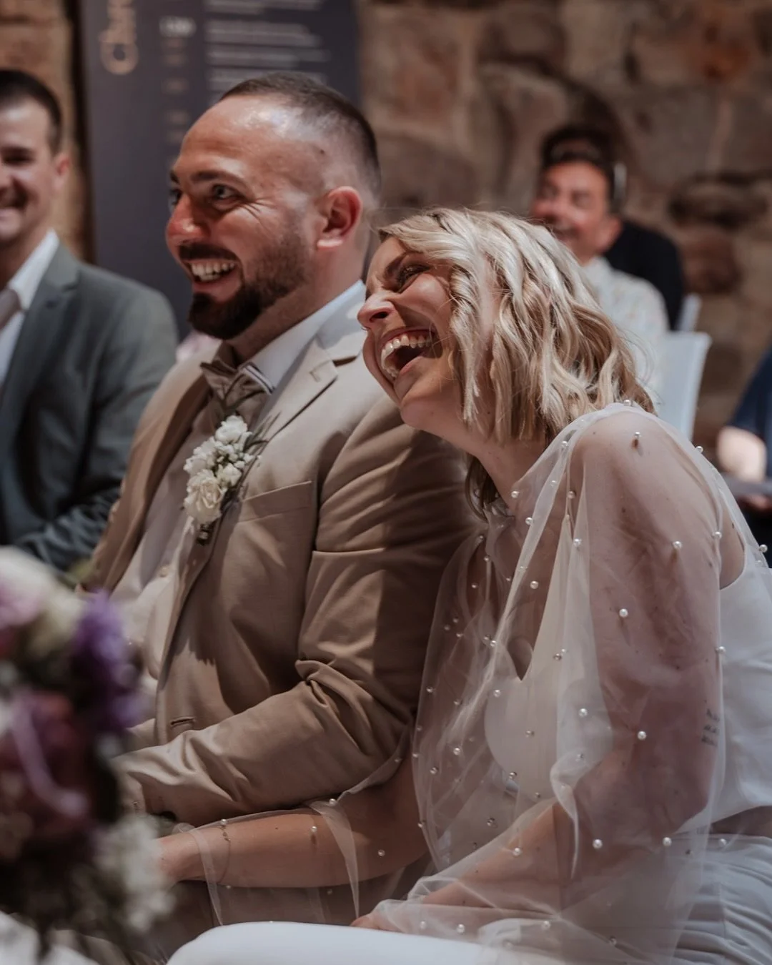 Heute wird gefeiert &ndash; Denise und Elias geben sich kirchlich das Ja-Wort. ✨

Im Mai durfte ich die beiden bereits bei ihrer standesamtlichen Trauung begleiten. Momente voller Freude und Leichtigkeit, die schon damals gezeigt haben, wie stark die