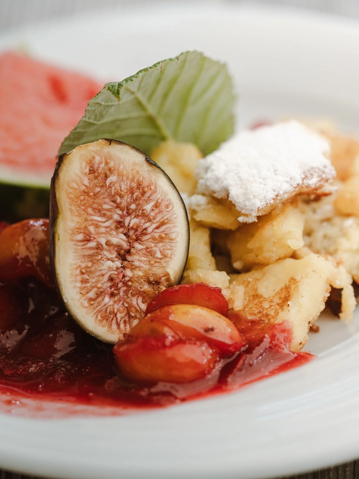 Kaiserschmarrn 

Bei der @scheunenwirtin gab es ihn so, wie er sein soll: fluffig, goldbraun, mit Puderzucker &ndash; und ganz ohne Rosinen. Ehrlich, unkompliziert, genau richtig nach einem langen Tag feiern. 🙌 😋 

&bull;
&bull;
&bull;
#nachtisch #
