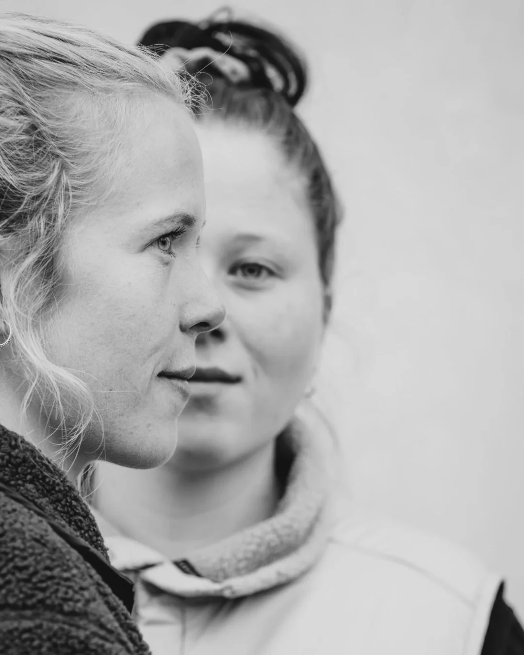 Manchmal braucht es keine Farbe, um alles zu sagen.

Beim Shooting mit Lisa &amp; Lena war genau das der Schl&uuml;ssel: Reduktion. Fokus. Gef&uuml;hl.

Schwarz-Wei&szlig; nimmt alles weg, was ablenkt - und gibt Dir alles zur&uuml;ck, was wirklich wi