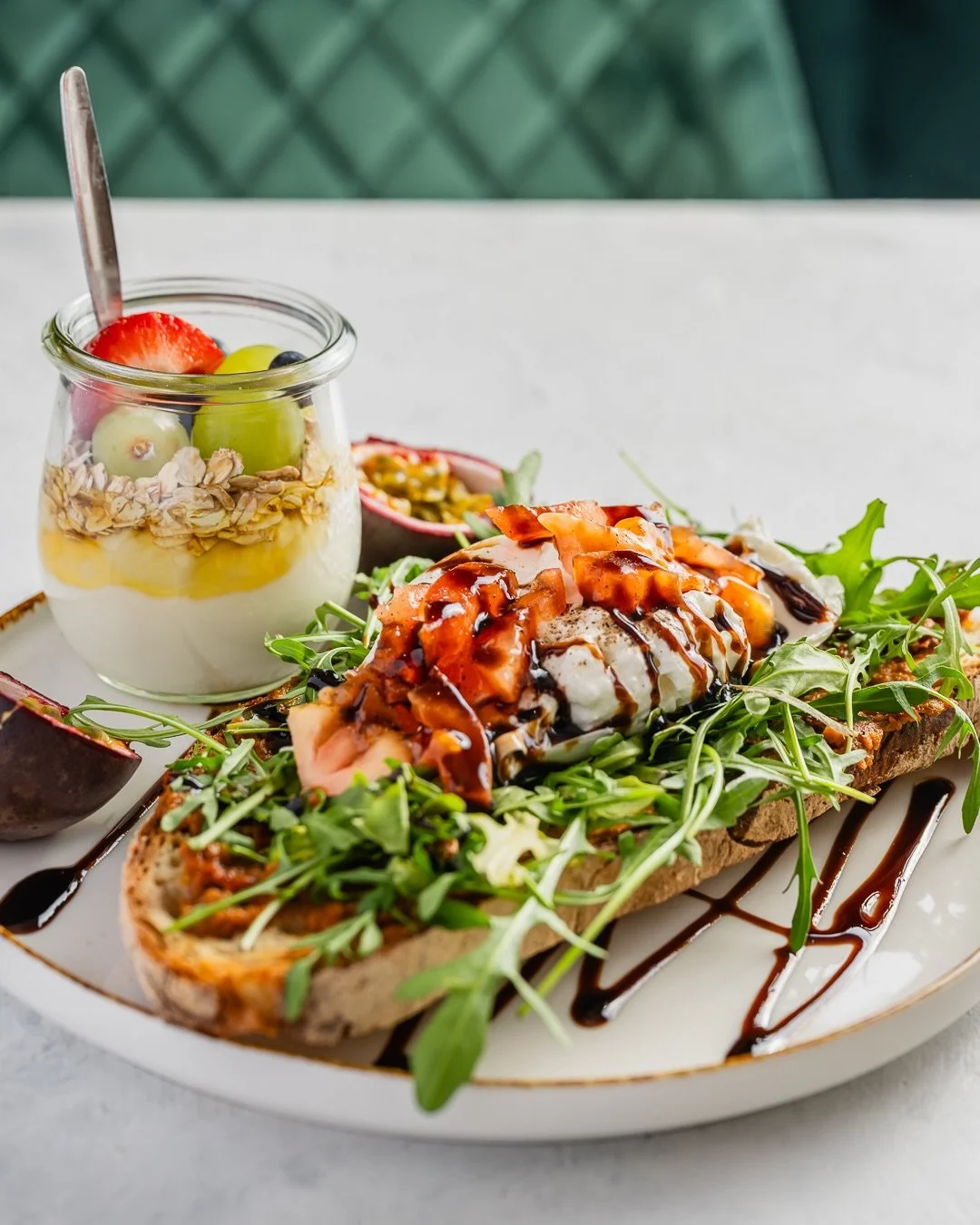 Unter der Woche z&auml;hlt Effizienz.
Am Wochenende z&auml;hlt Gef&uuml;hl.

Man bestellt nicht, was schnell geht &ndash;
sondern was den Moment verl&auml;ngert.

Fr&uuml;hst&uuml;ck in der Caf&eacute; ist dann kein Programmpunkt.
Es ist der Plan. Un