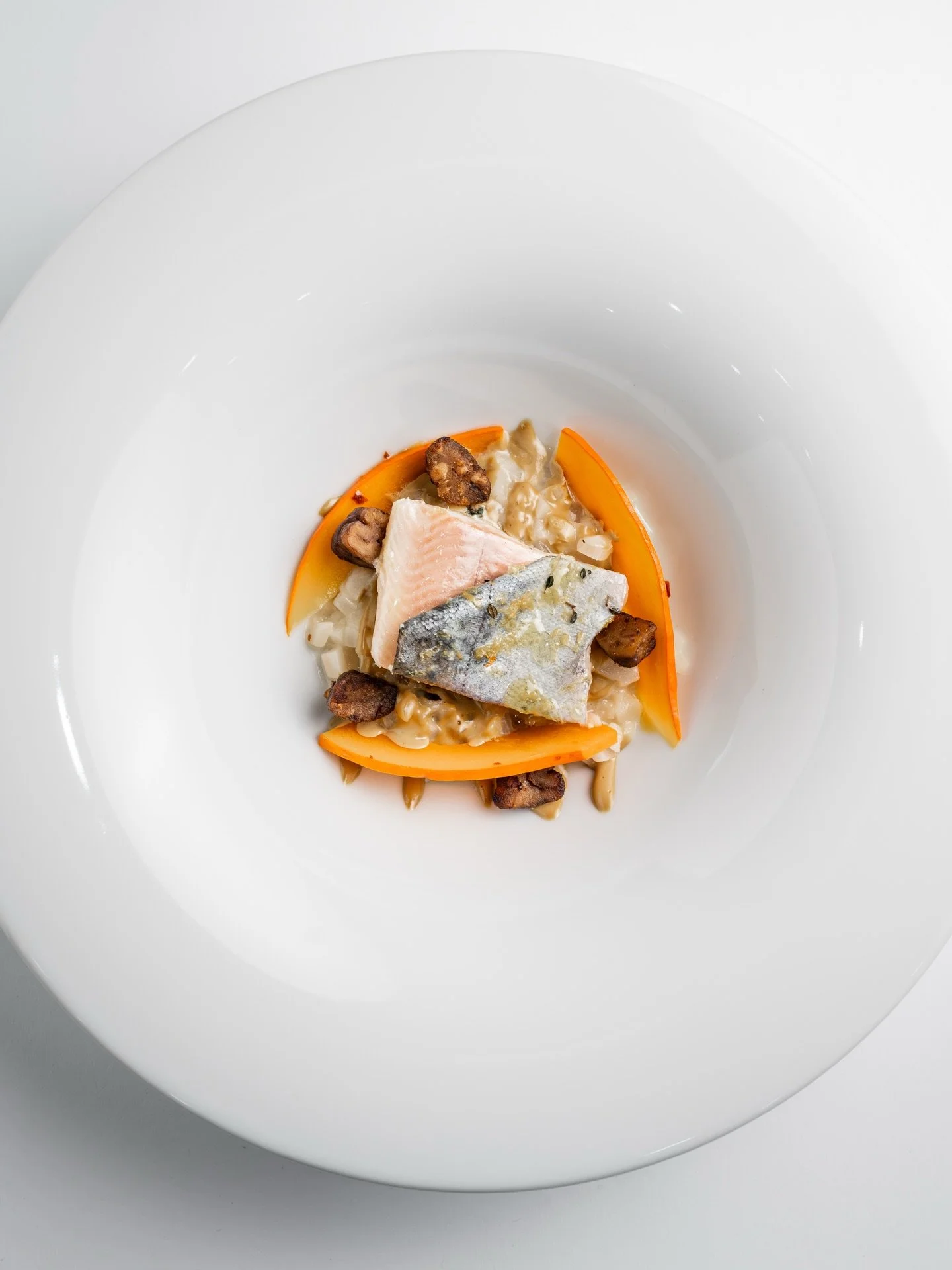 Reduktion ist im Food-Bereich keine Stilfrage.
Sie ist Ausdruck von Wertsch&auml;tzung.

Wertsch&auml;tzung f&uuml;r das Produkt. F&uuml;r das Handwerk.
Und f&uuml;r die Marke, die dahintersteht. 
&bull;
&bull;
&bull;
#foodfotografie #restaurantfotog