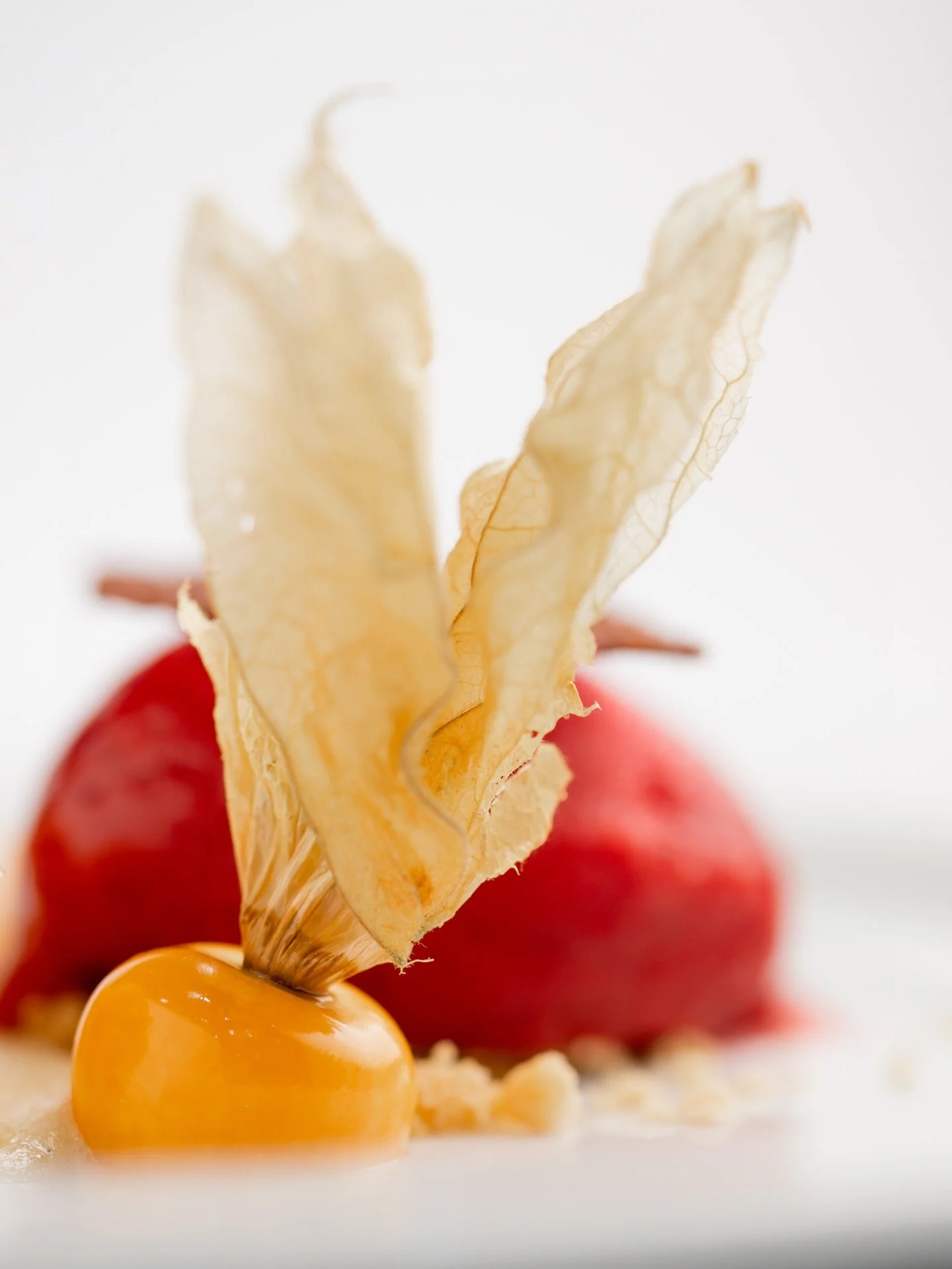 Der riskanteste Gang eines Men&uuml;s ist das Dessert.🍮 

Am Anfang tr&auml;gt Neugier, in der Mitte S&auml;ttigung. Am Ende bleibt nur noch der Ma&szlig;stab. Kein Hunger, der verzeiht. Kein Effekt, der ablenkt.

Ein Dessert steht allein &ndash; un