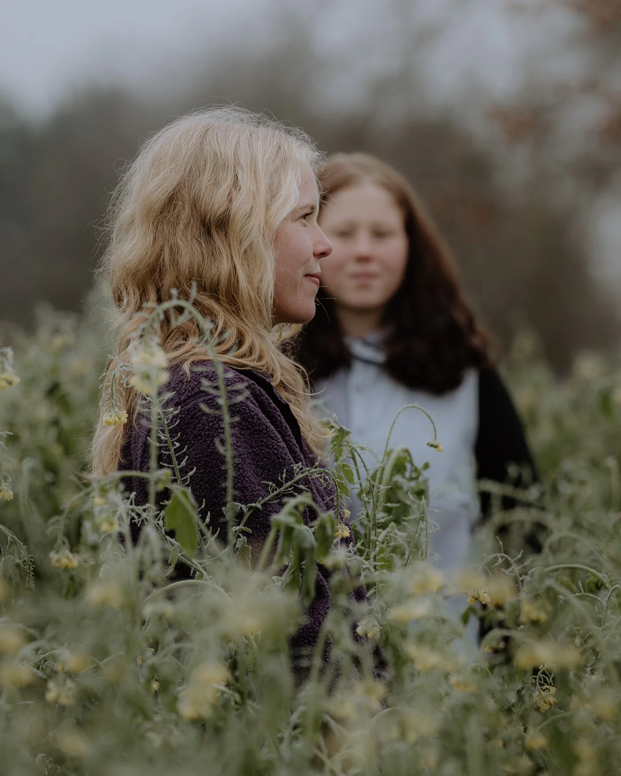 Model im Fotoshooting Studio lächelt | Portraitfotograf Schwäbisch Gmünd