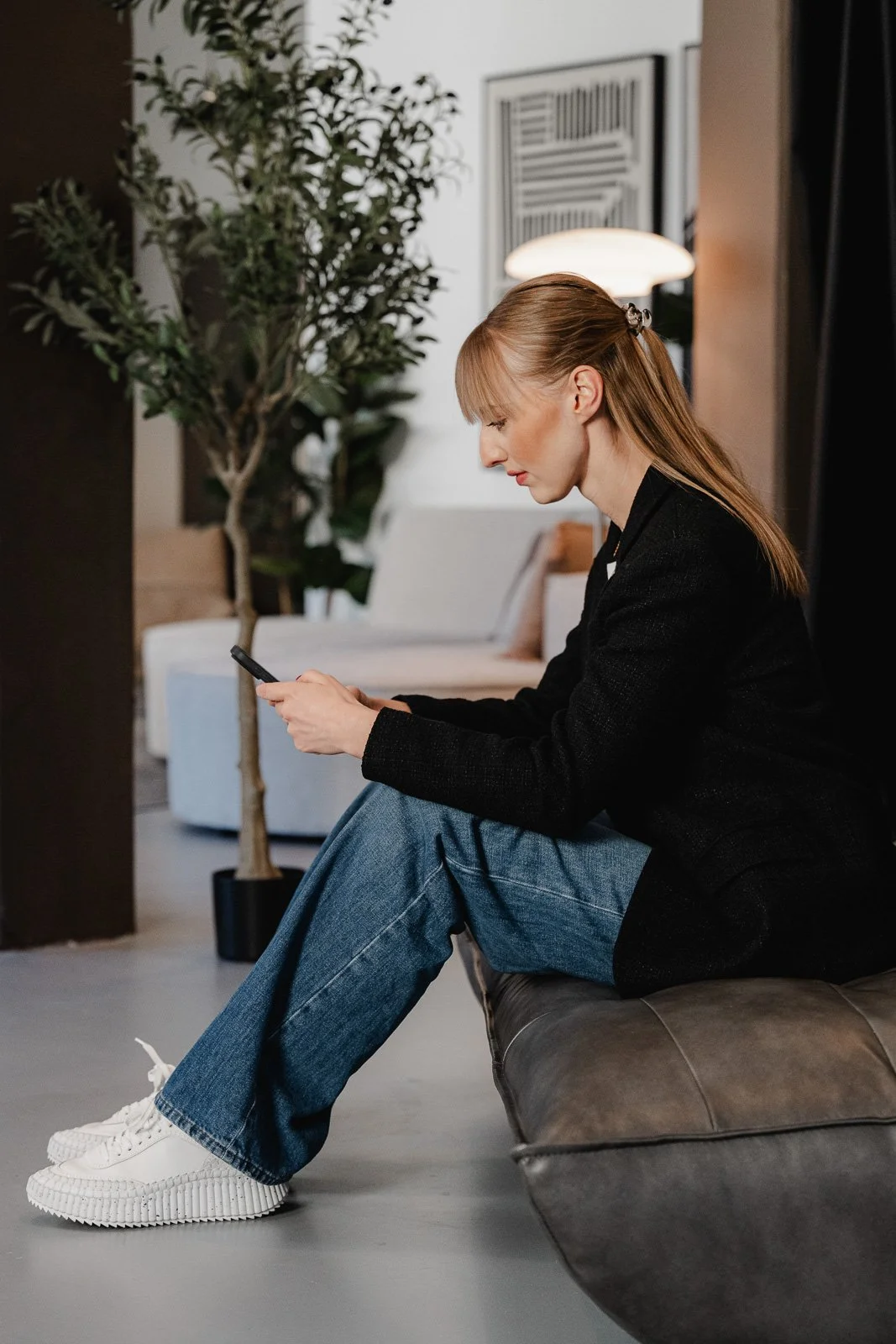 Business-Porträtfotografie in Schwäbisch Gmünd – junge Businessfrau im Studio mit einem Handy in der Hand - mit ruhiger Bildsprache