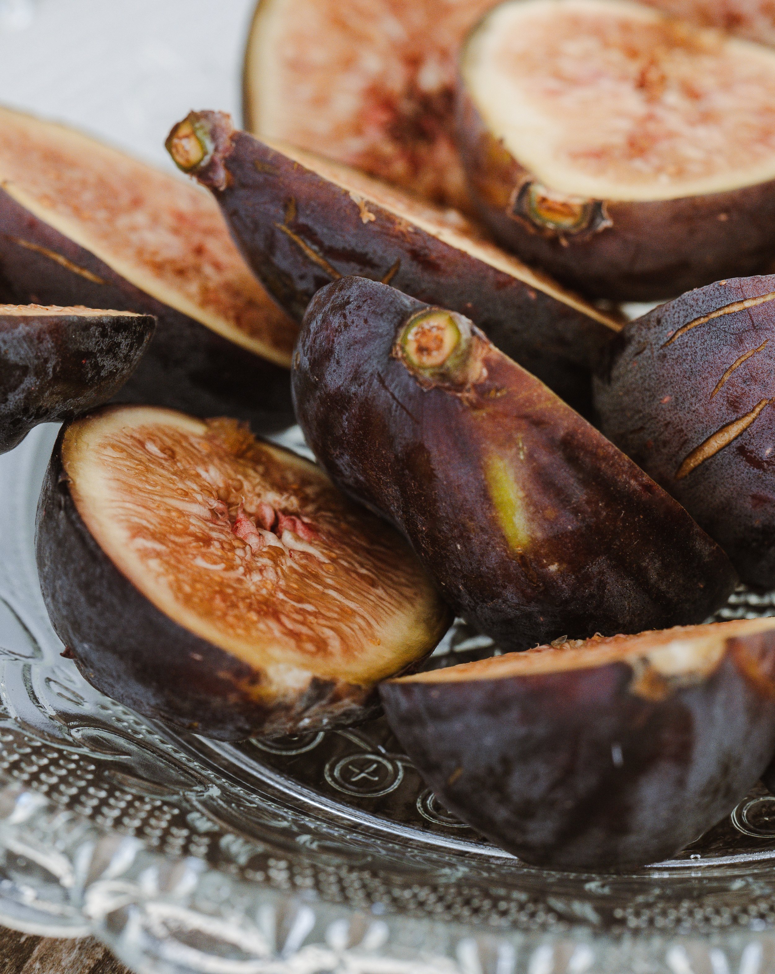 Geschälte, halbe Feigen auf einem Glasteller