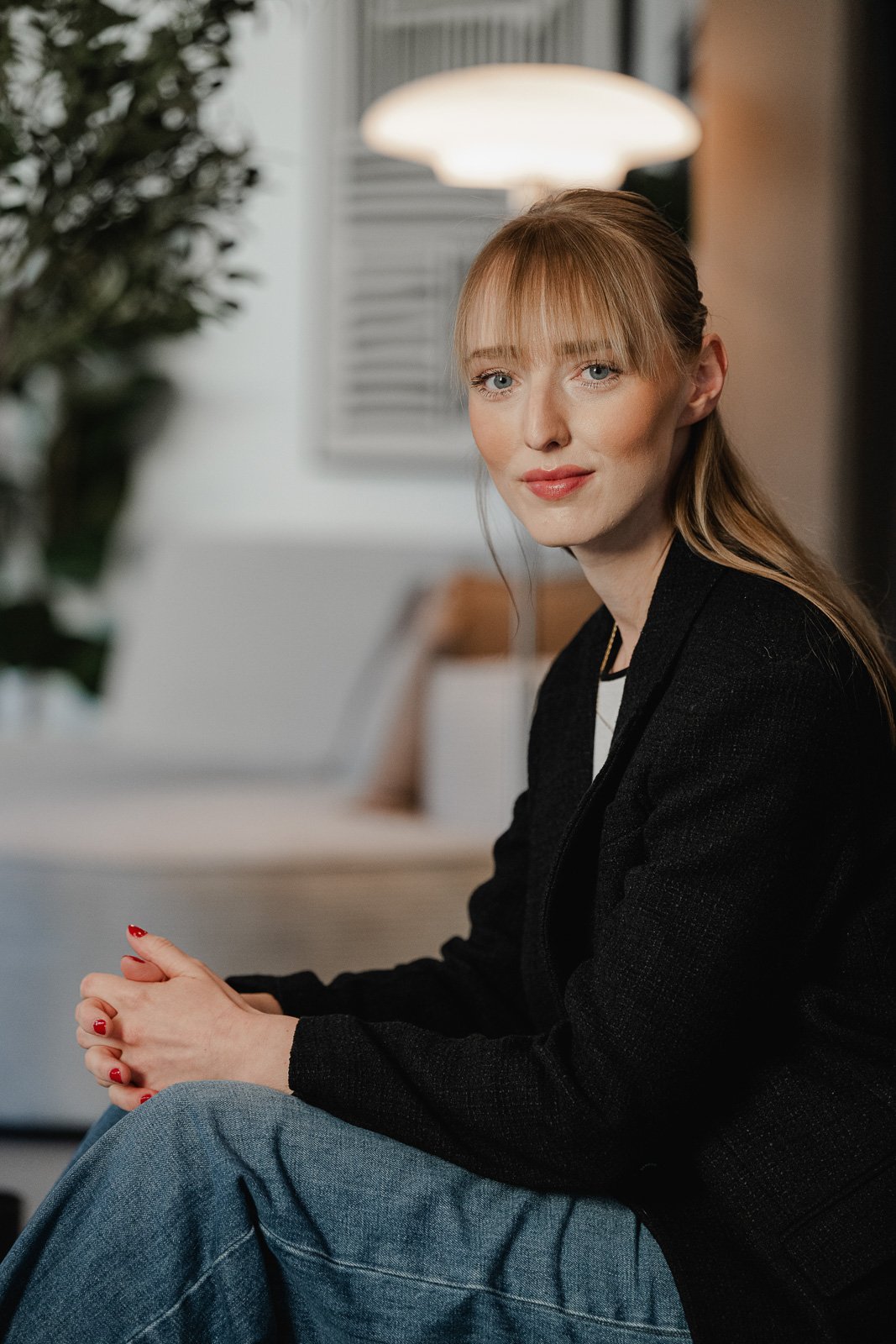 Business-Porträtfotografie in Schwäbisch Gmünd – junge Businessfrau im Studio mit ruhiger Bildsprache