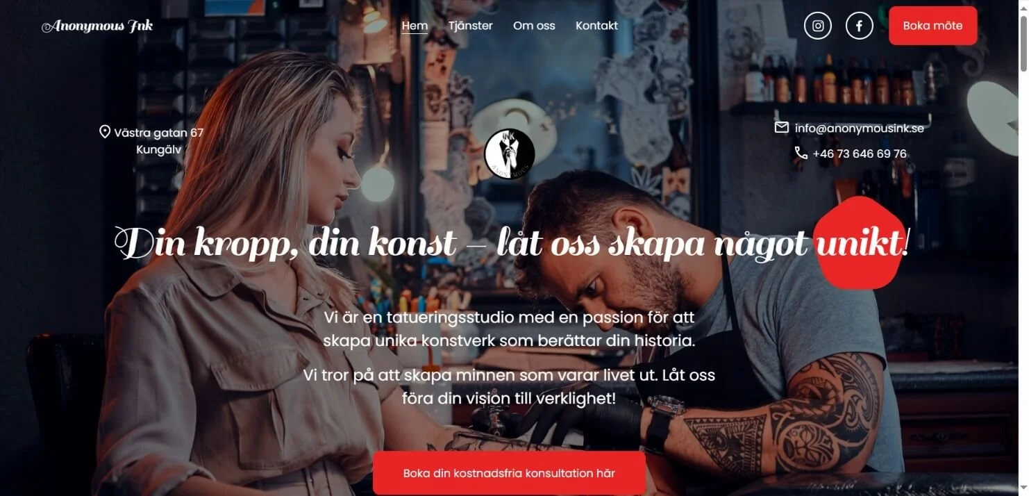 En tatueringsstudio med en person som får en tatuering. Bakgrunden har tatueringsverktyg och konstnärsmaterial.