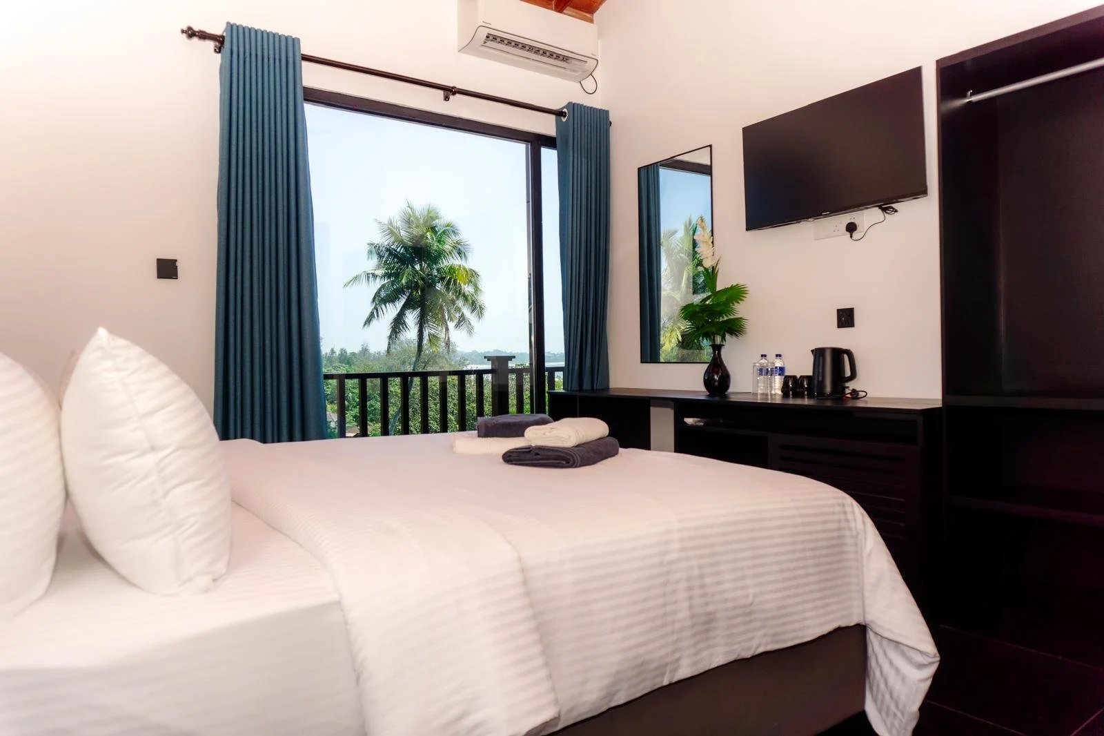 Room No. 32 - Side Sea View King Bed