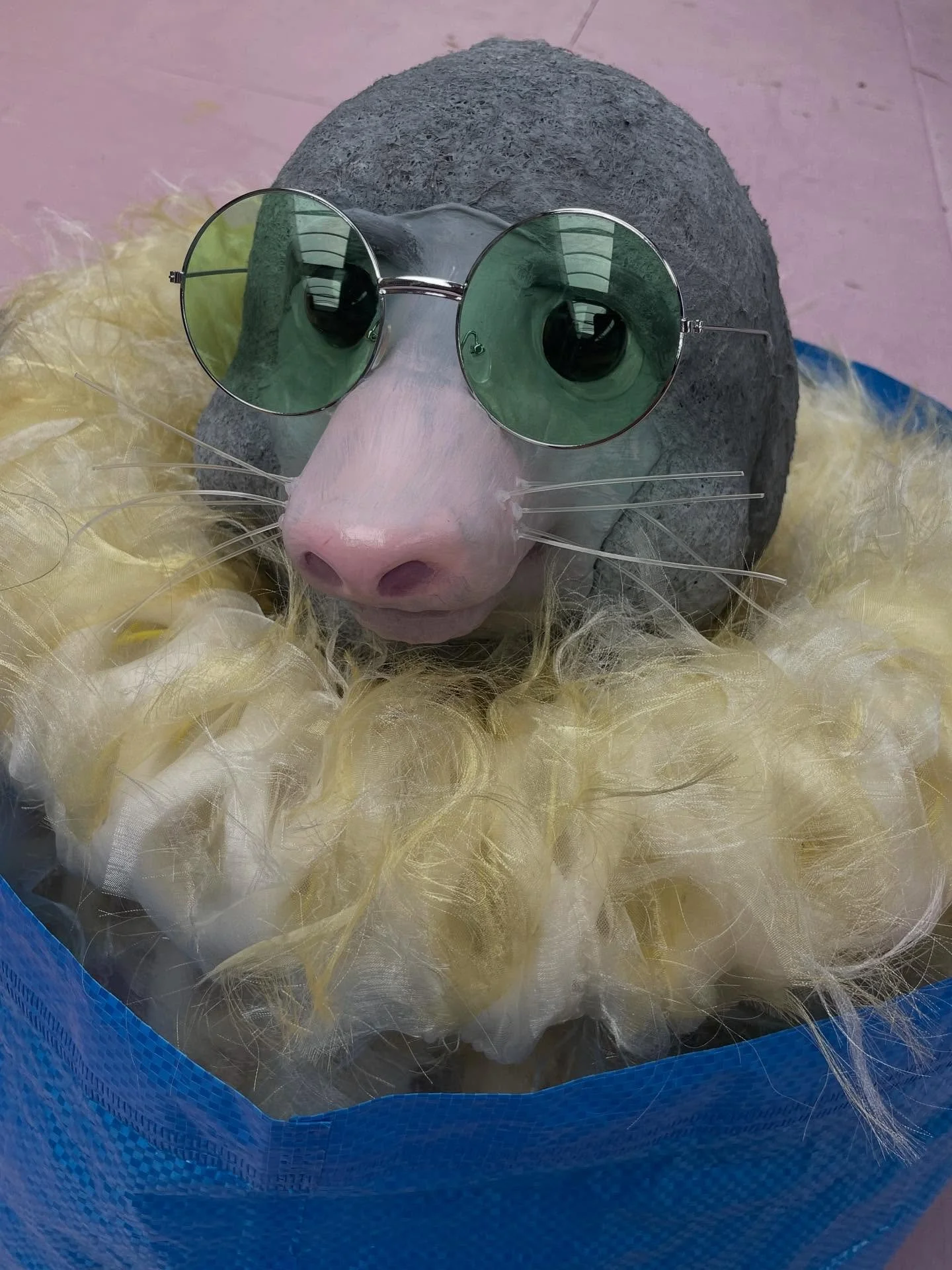 Mol voor Studio UFO. 🩶 Aankomende zondag premi&egrave;re in de @bibliotheekutrecht! 
@studio.ufo @josjeeijkenboom @sebastiaanbax @snelderwaard 

#jeugdtheater #puppet #costume #mask #kostuum #puppetry #prop #puppetmaking #puppetbuilding #poppentheat