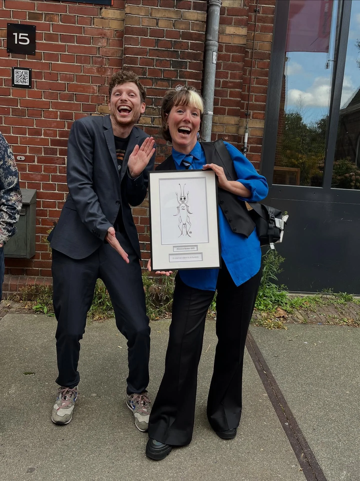 Daar is de Zilveren Krekel voor Er staat een olifant bij de bushalte! 🦗🐘
Shout out naar alle andere krekel winnaars en natuurlijk naar @theaterdekrakeling voor het hosten van het Jeugdtheater Gala 2025! 
@barendvandaal  @hetfiliaaltheatermakers 

&