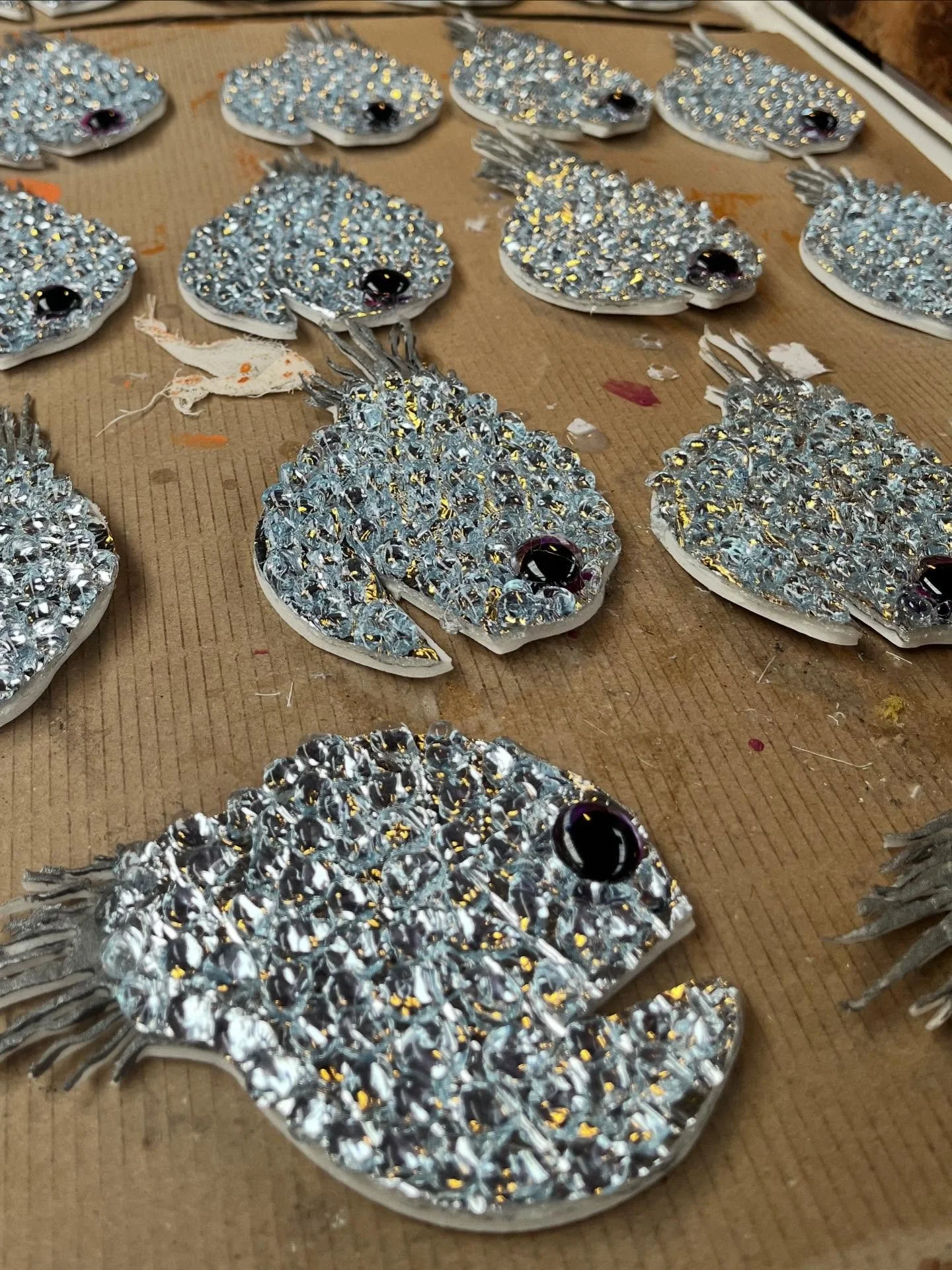 Schubben, schubben en nog meer schubben 
🫧🫧🫧🫧🫧🫧🫧🫧🫧🫧🫧🫧🫧🫧🫧

DIEP - Vanaf februari in de theaters! 

@hetfiliaaltheatermakers 

#poppenontwerp #jeugdtheater #kostuumontwerp #maskers #eva_arends