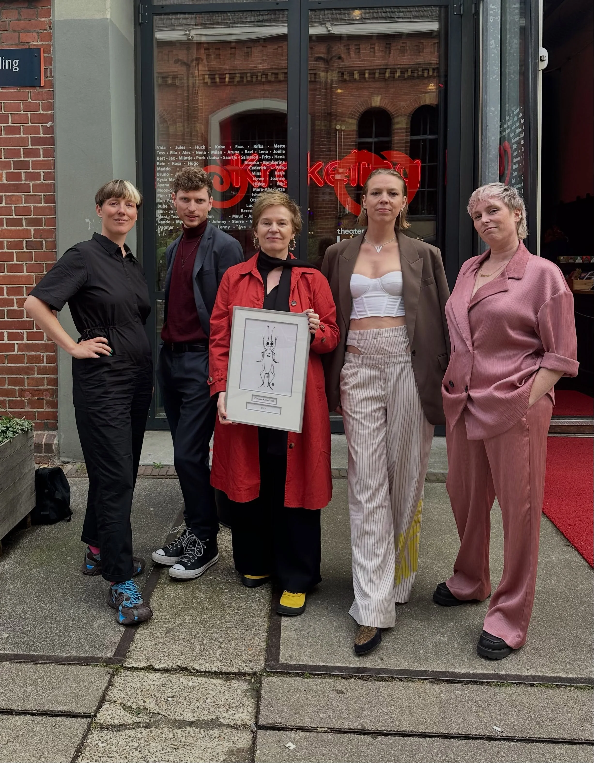 🪼✨Daar is de Zilveren Krekel voor DIEP! 🪼✨ 

Trots op deze voorstelling en het hele team! @evagouda @nn_nickynina @barendvandaal @hetfiliaaltheatermakers 

Shout out naar de andere krekel winnaars en natuurlijk naar @theaterdekrakeling voor het hos