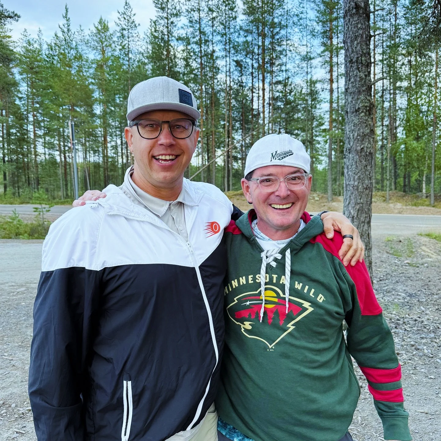 T&auml;ss&auml; on Robert! 
Robert tulee Minnesotasta asti ja on ensimm&auml;inen yhdysvaltalainen kisaaja Sfl Masters Tour 2025:lla! 🇺🇸 

T&auml;st&auml; fribassa on parhaimmillaan kyse: toiselta puolen maailmaa voi l&ouml;yt&auml;&auml; korin, ki