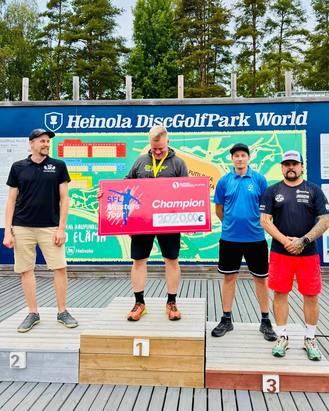 Huhhuh!🔥 
Olipahan upea finaali @kippis.org_discgolfparkworld radalla! 
Kiitos kaikille finaaliin ja koko tourille osallistuneille kilpailijoille! 
❤️❤️❤️ T&auml;m&auml; kes&auml; ylitti kaikki odotukset!
Kiitos @mr.kippis upeista puitteista ja j&au