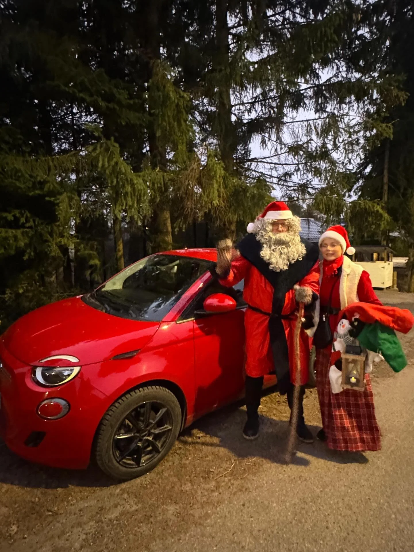 Joulupukki &amp; Muori tien p&auml;&auml;ll&auml;!