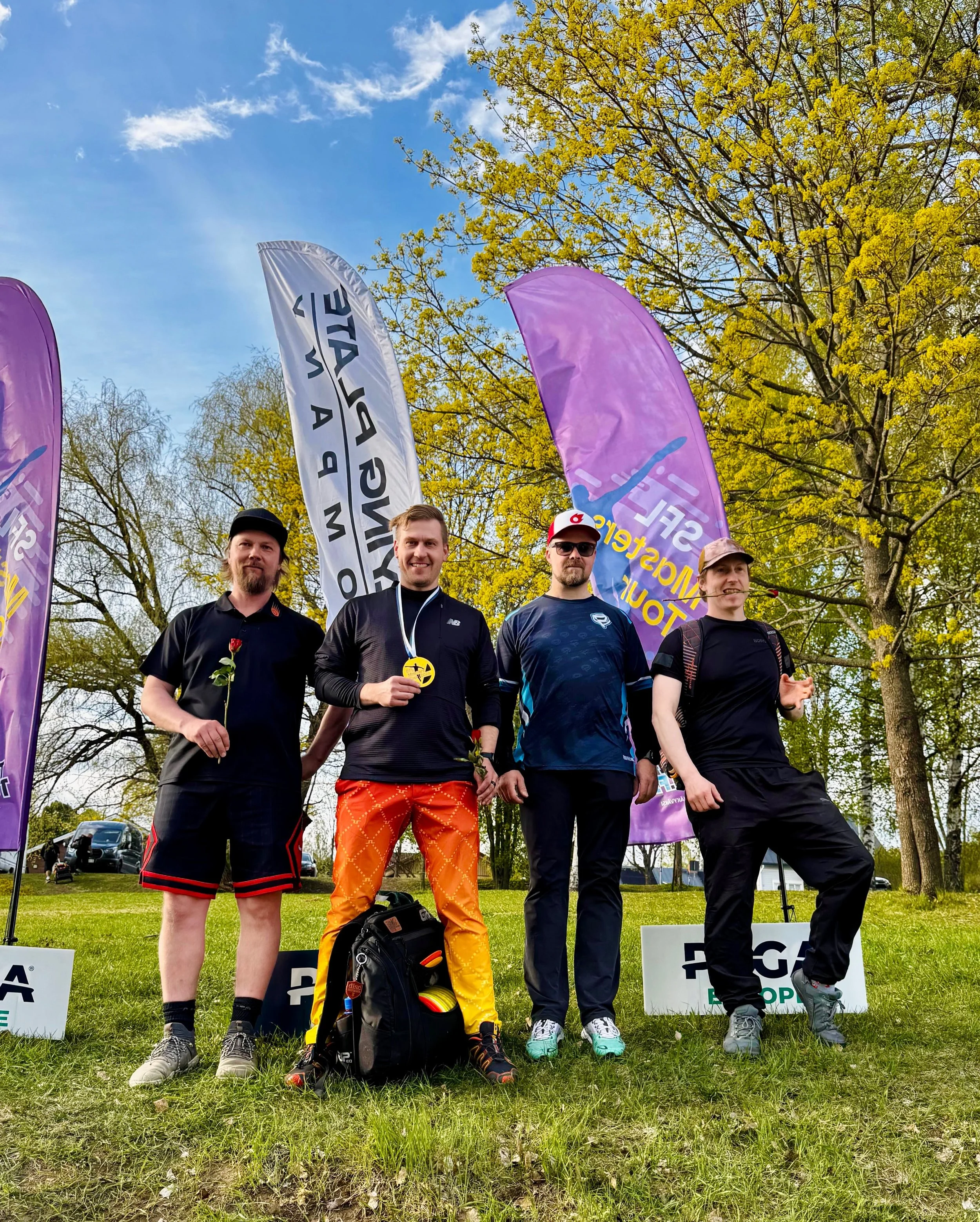 🌳🌳🌳
Epil&auml;ss&auml; liput liehuivat ja ilmassa oli suuren urheilujuhlan tuntua, kun kirkkaasti yli 100 pelaaja taisteli premier-tason kisassa haastavalla erikois -lay outilla!🔥🤩
Suuret kiitokset j&auml;rjest&auml;jille @tampereen_frisbeeseura