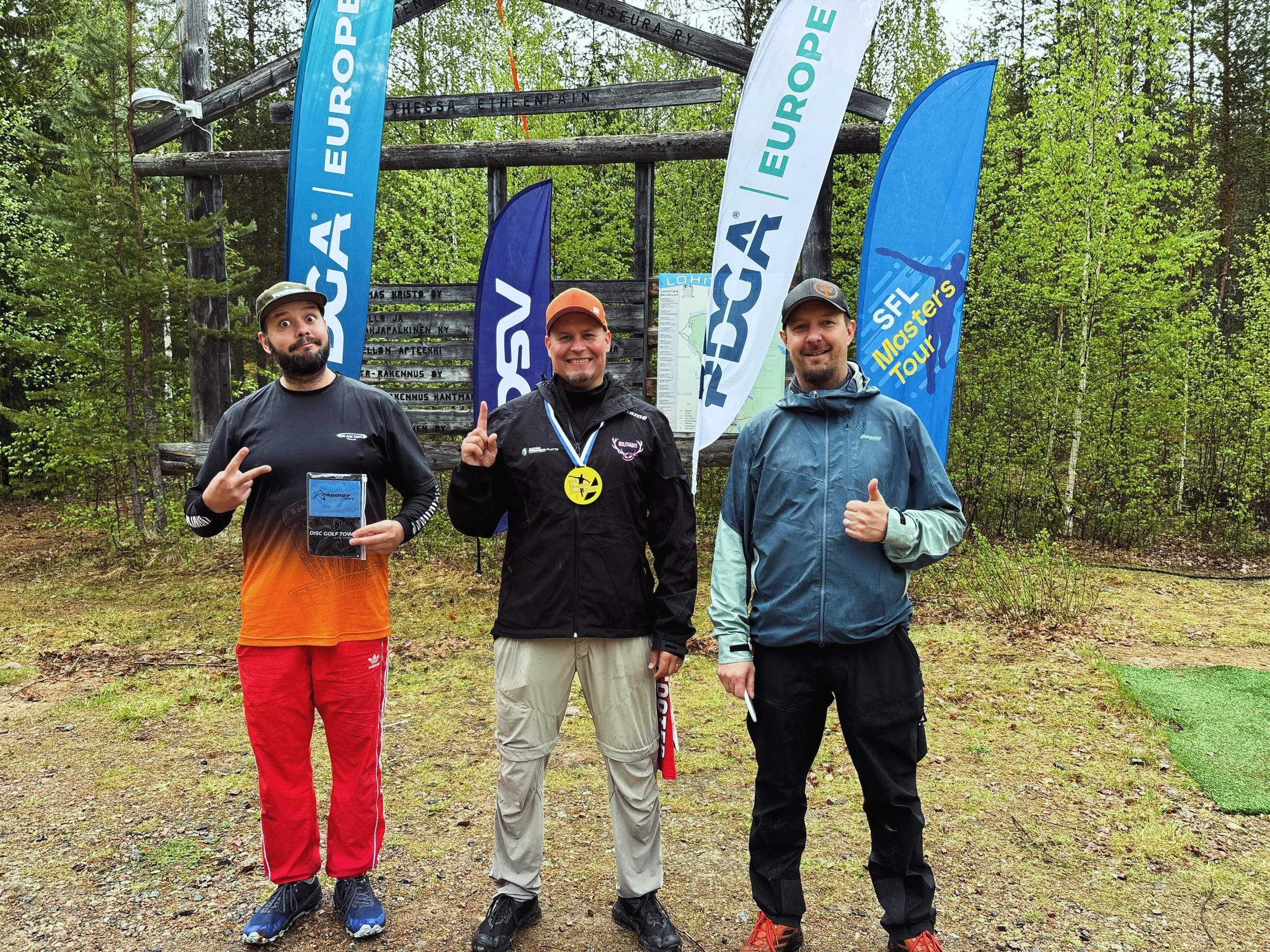 Naamivaaran kisa oli mukava ja leppoisa! 🫶🏻
Kiitos @discooterfinosk j&auml;rjestelyist&auml;! 🔥
Onnittelut voittajille ja kiitos yhteisty&ouml;kumppaneille!🤘🏻

#frisbeegolf #sport #sflmasterstour #naamivaara #lappi